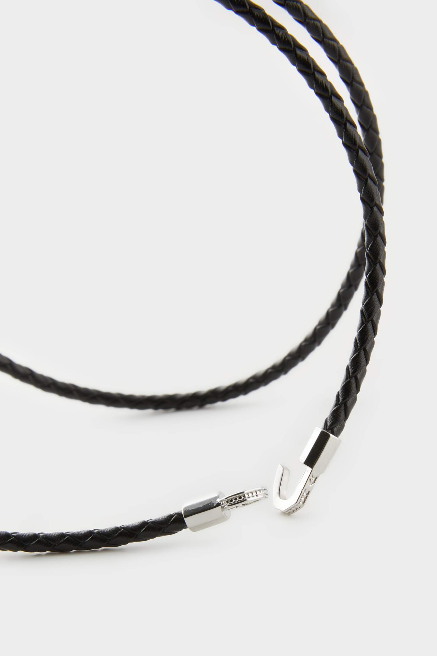 اسورة رجالي فضي من AtolyeWolf x DeFacto