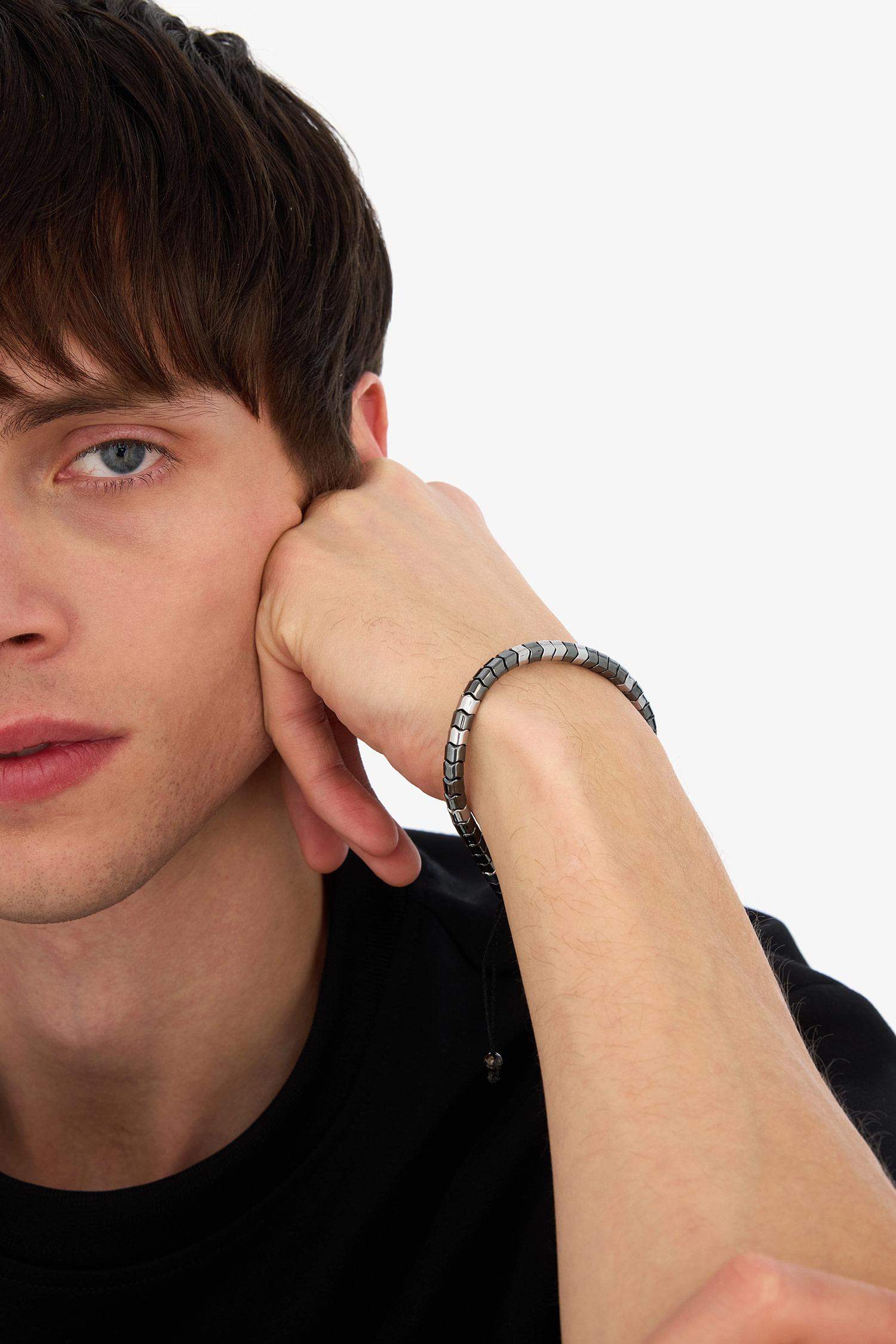 اسورة رجالي اسود من AtolyeWolf x DeFacto