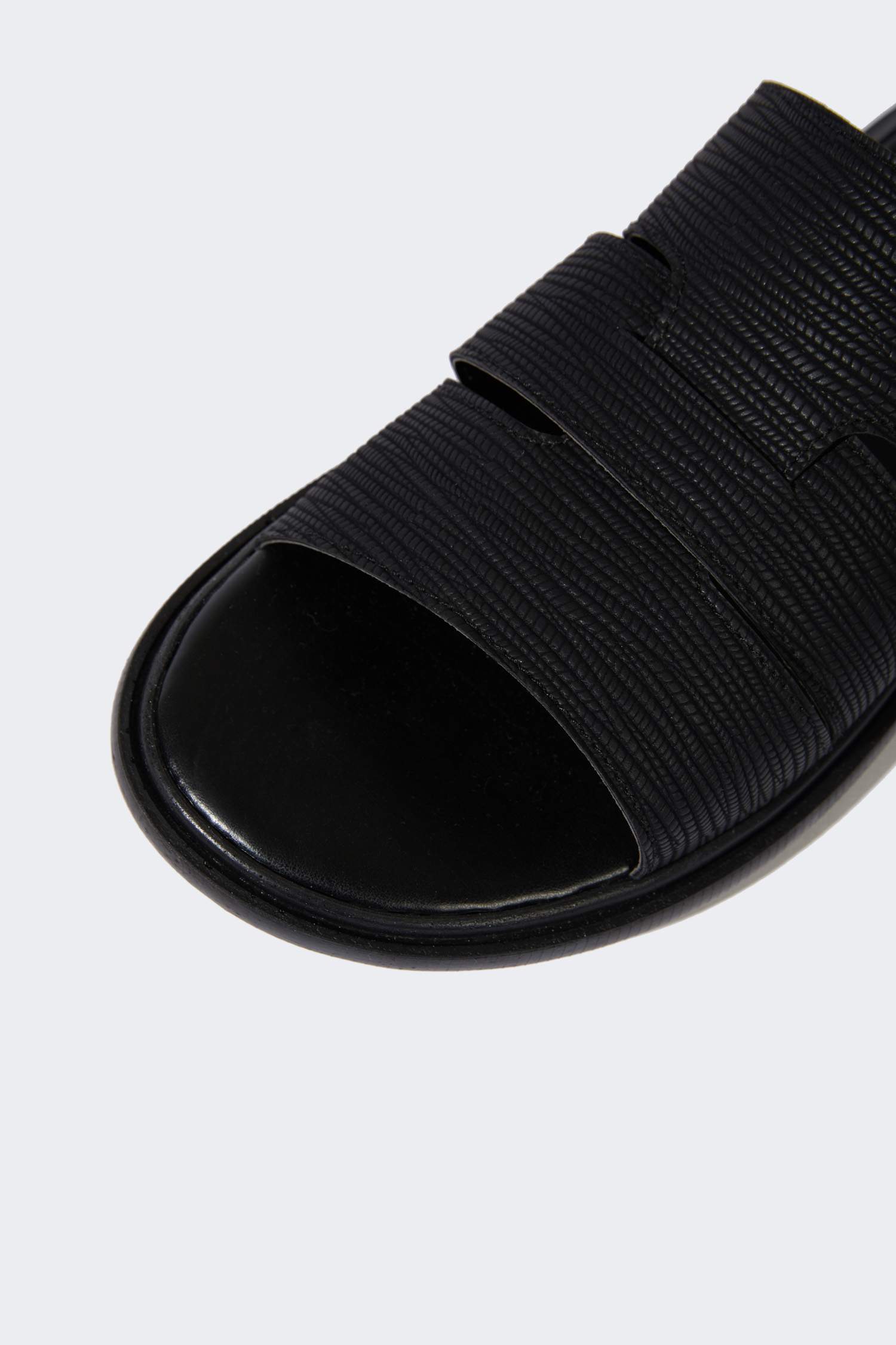 شبشب رجالي جلد صناعي بكعب مسطح بشريط مزدوج