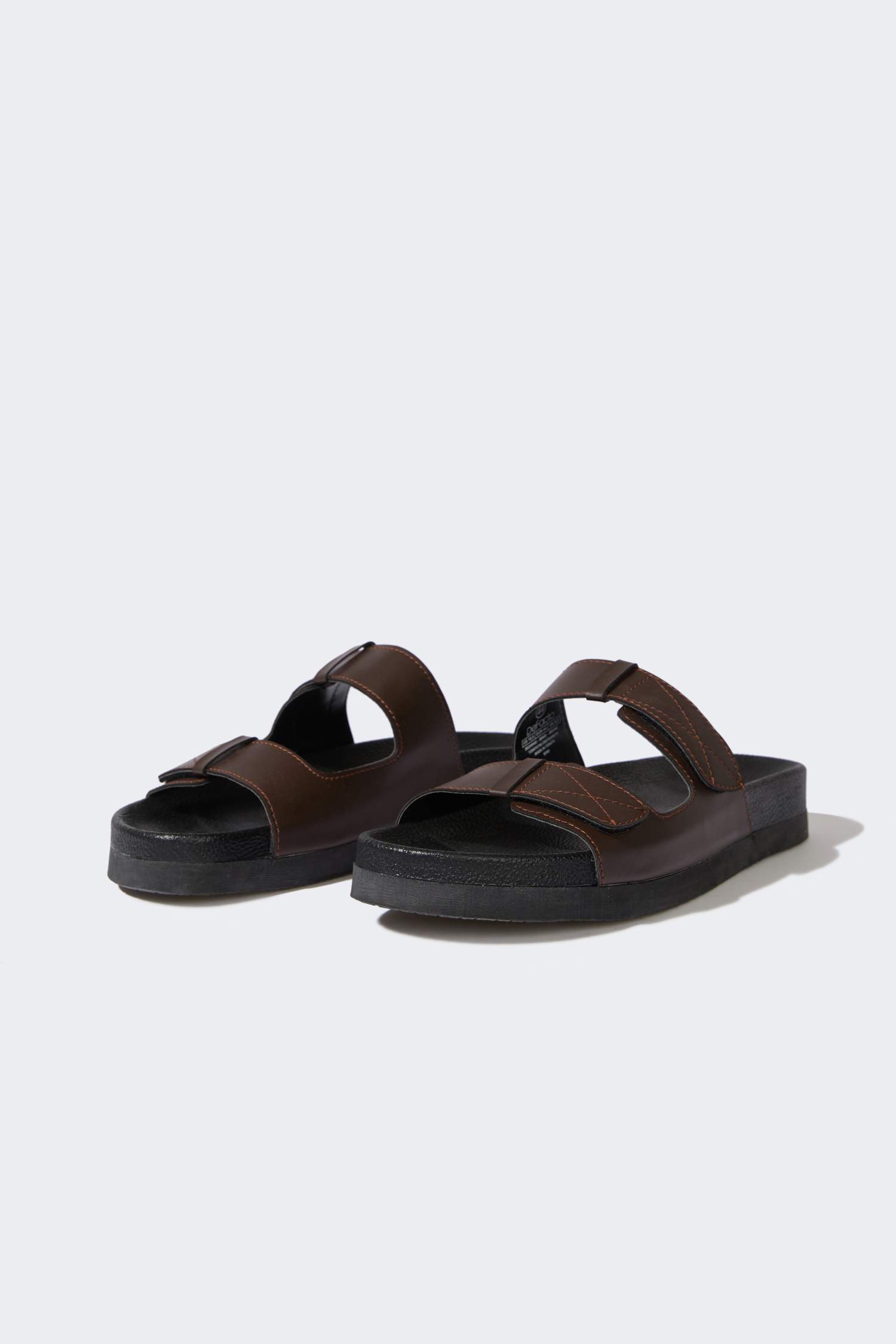 شبشب رجالي جلد صناعي بكعب مسطح بشريط مزدوج