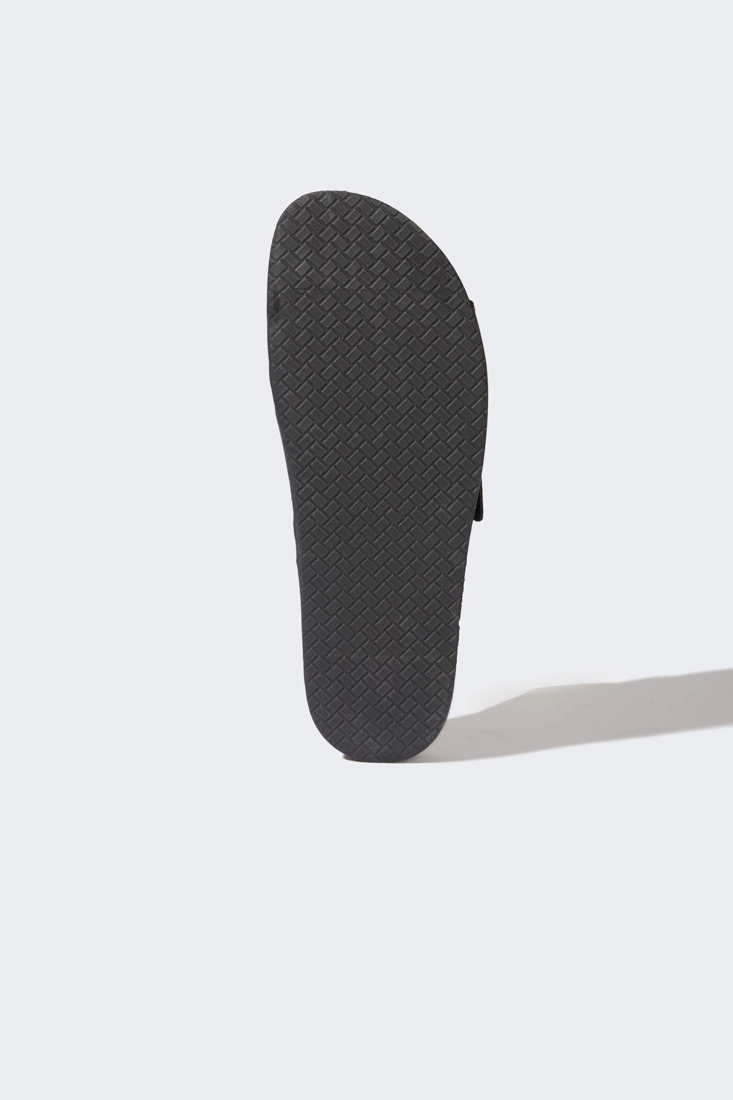 شبشب رجالي جلد صناعي بكعب مسطح بشريط مزدوج