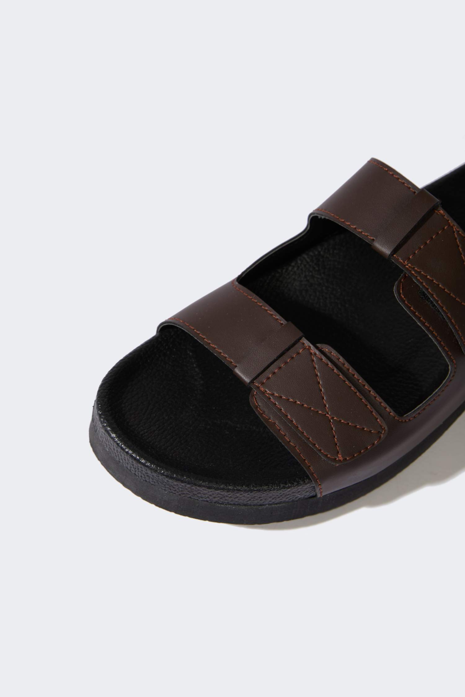 شبشب رجالي جلد صناعي بكعب مسطح بشريط مزدوج