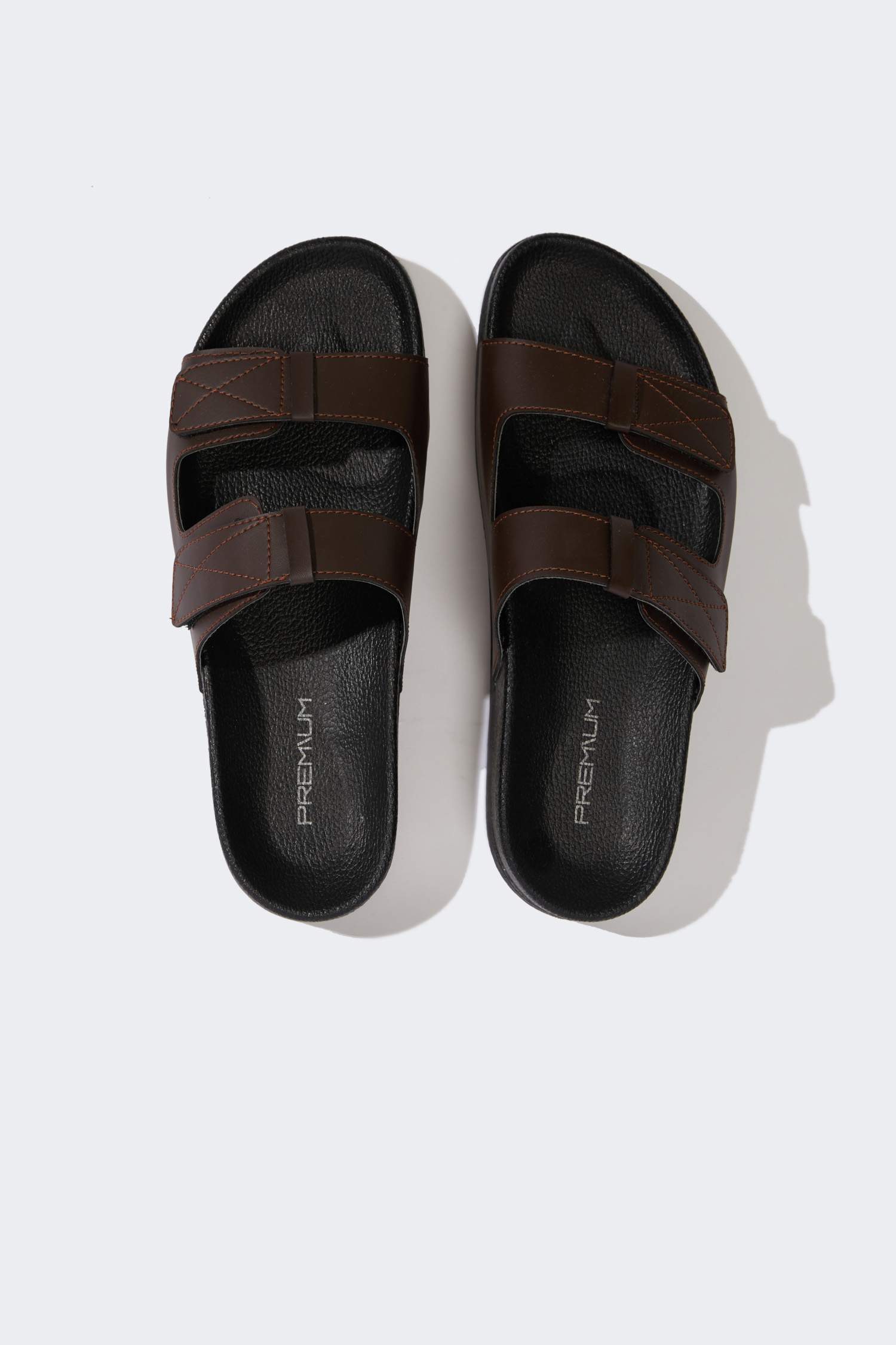 شبشب رجالي جلد صناعي بكعب مسطح بشريط مزدوج