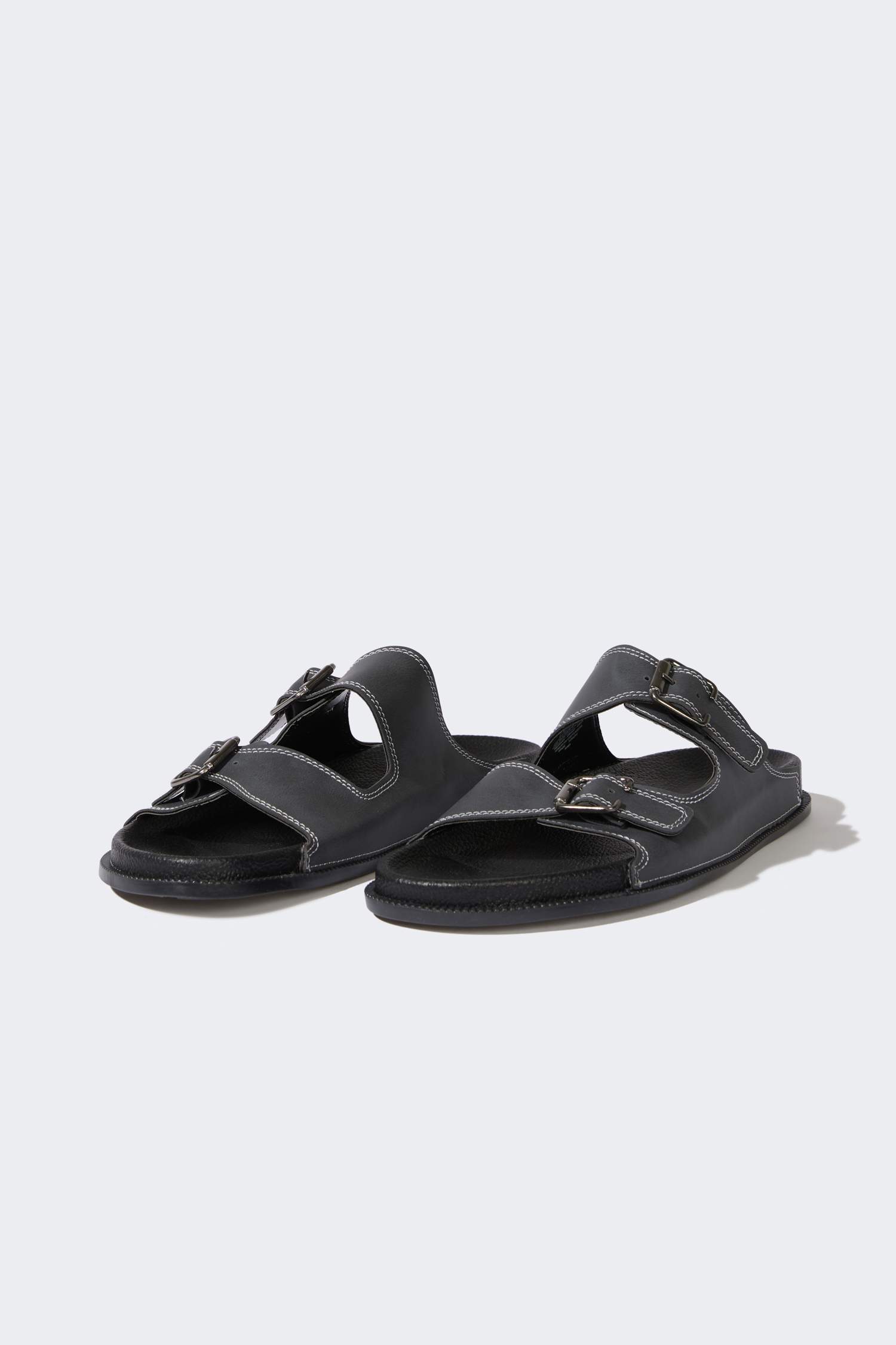 شبشب رجالي جلد صناعي بكعب مسطح بشريط مزدوج