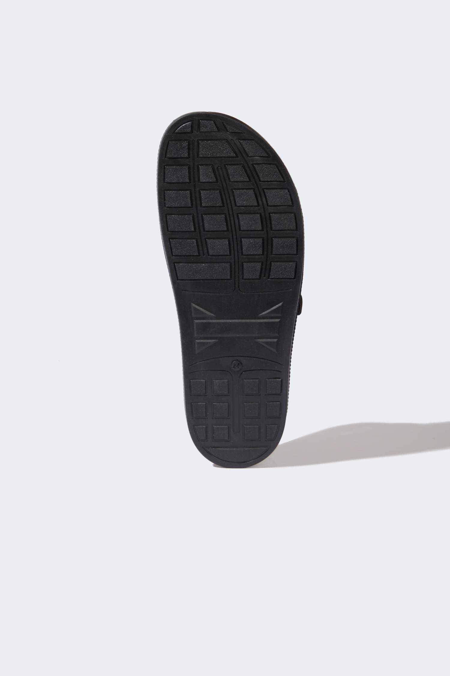 شبشب رجالي جلد صناعي بكعب مسطح بشريط مزدوج