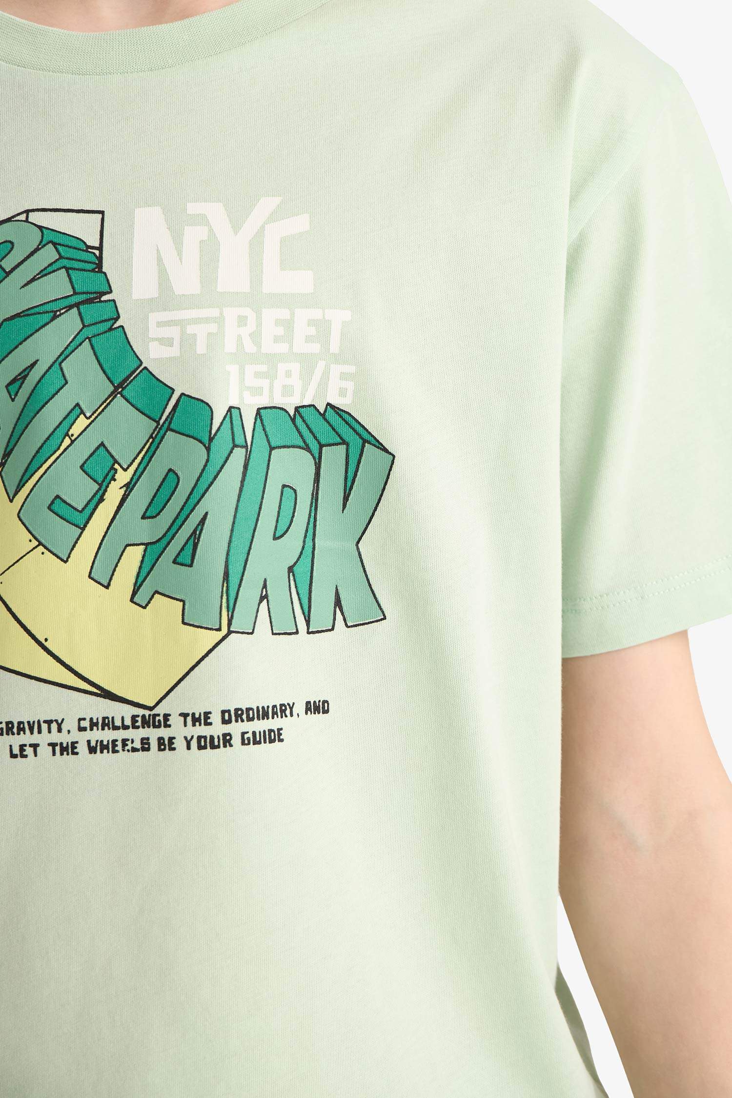 Ұлдарға дөңгелек жаға басып шығарылған қысқа жеңді Қысқа жеңді футболка