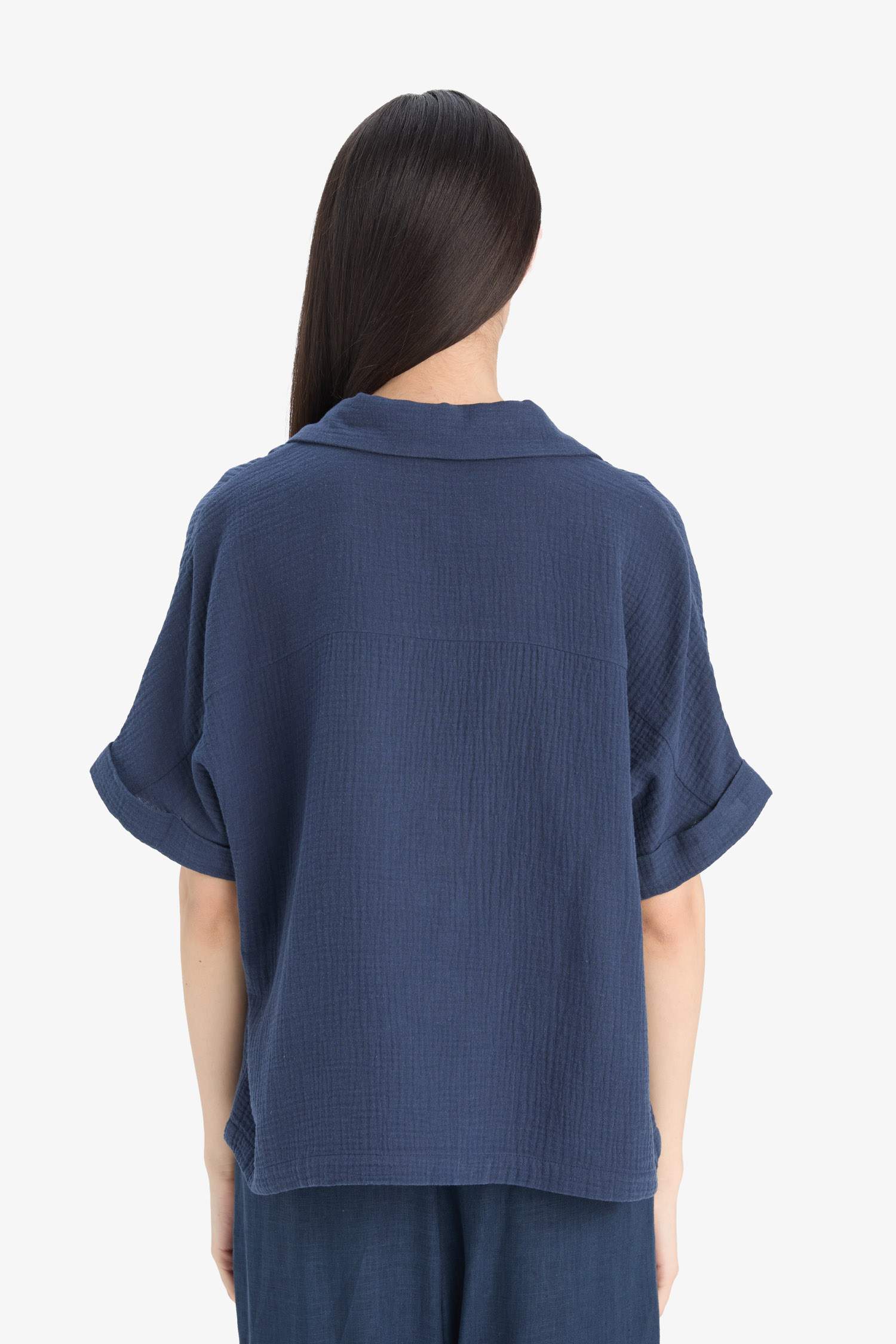 Блузка с отклонённым воротником и короткими рукавами из муслина стандартного кроя