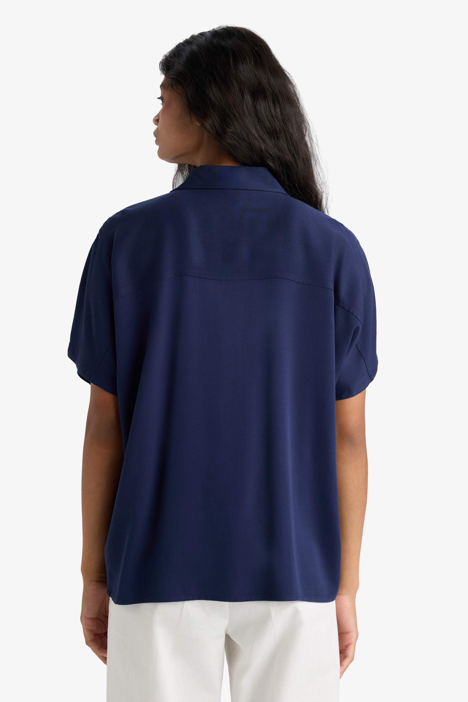 Прямоугольная рубашка с воротником и короткими рукавами