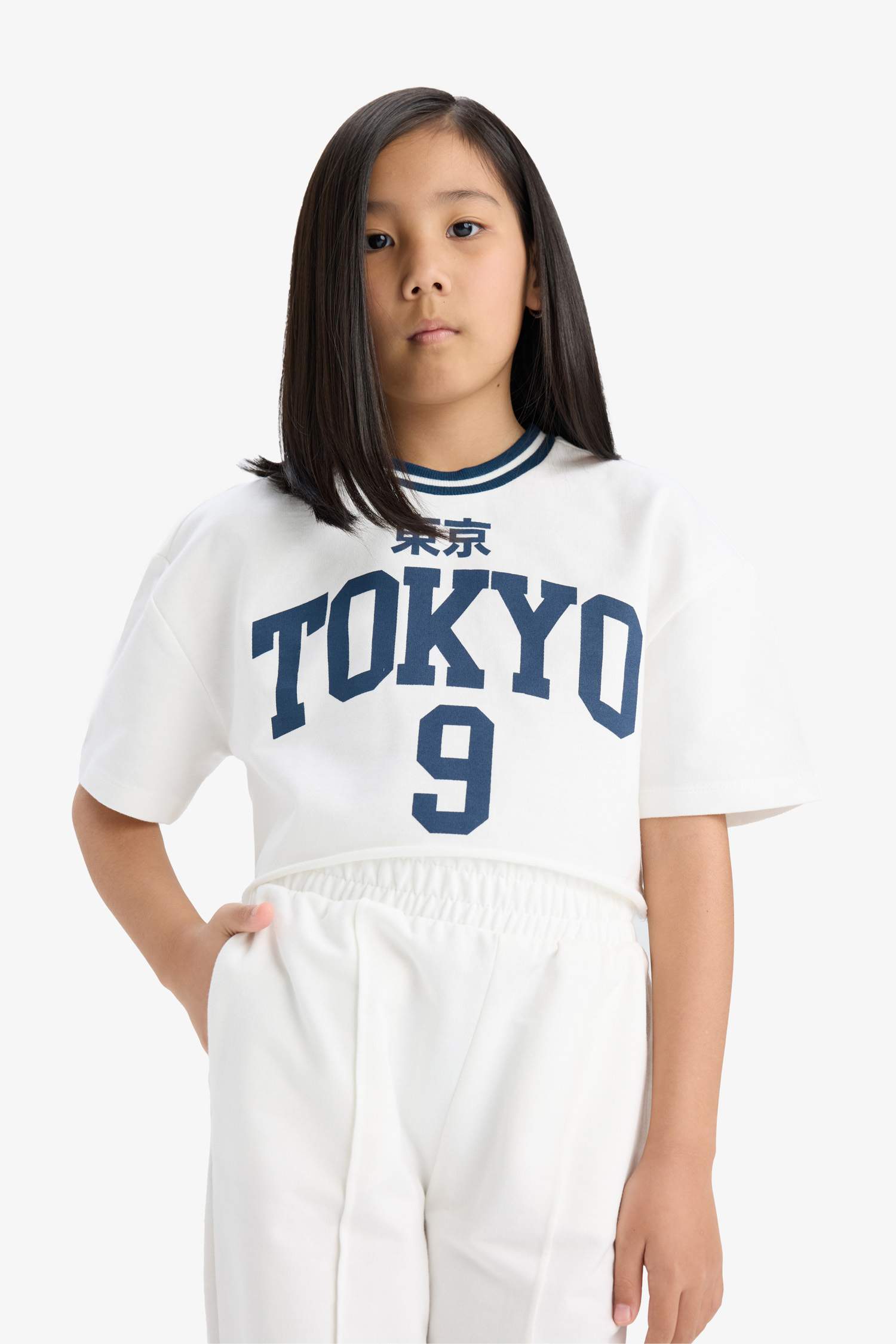 طقم بناتي بطلون بجامة رياضي وتيشيرت - قطعتين