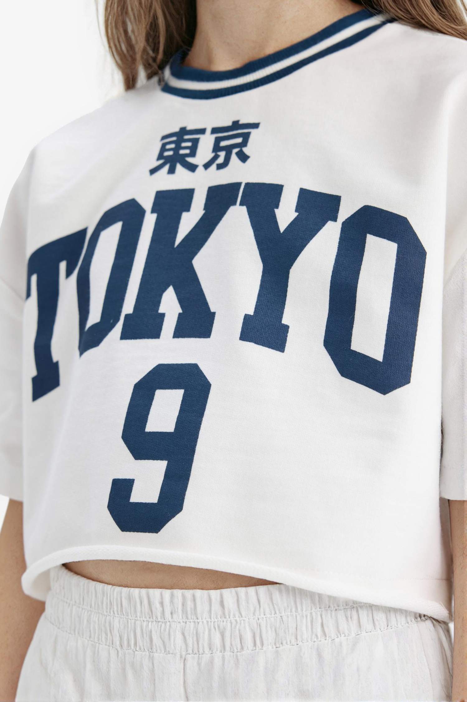 طقم بناتي بطلون بجامة رياضي وتيشيرت - قطعتين