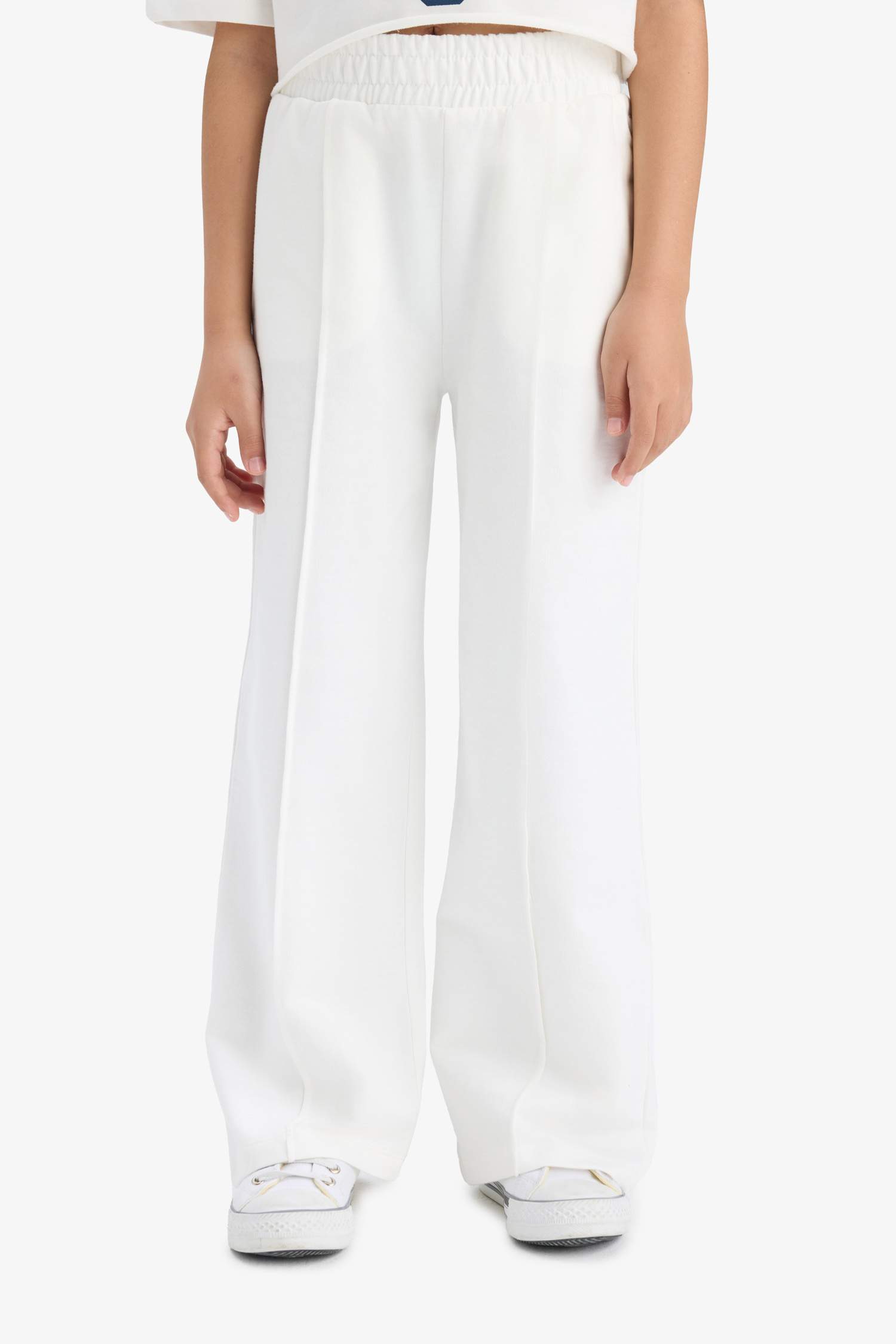 طقم بناتي بطلون بجامة رياضي وتيشيرت - قطعتين