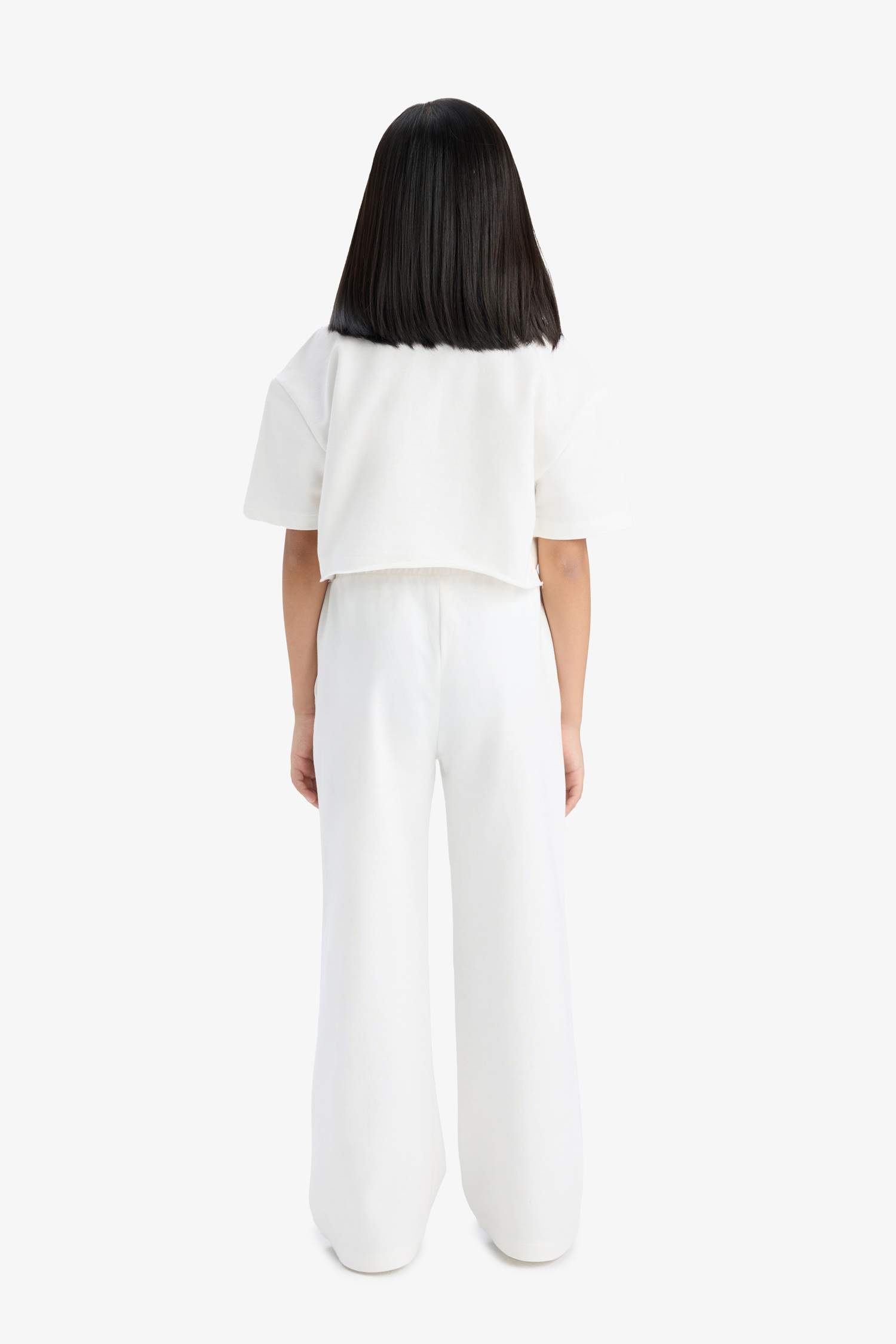 طقم بناتي بطلون بجامة رياضي وتيشيرت - قطعتين