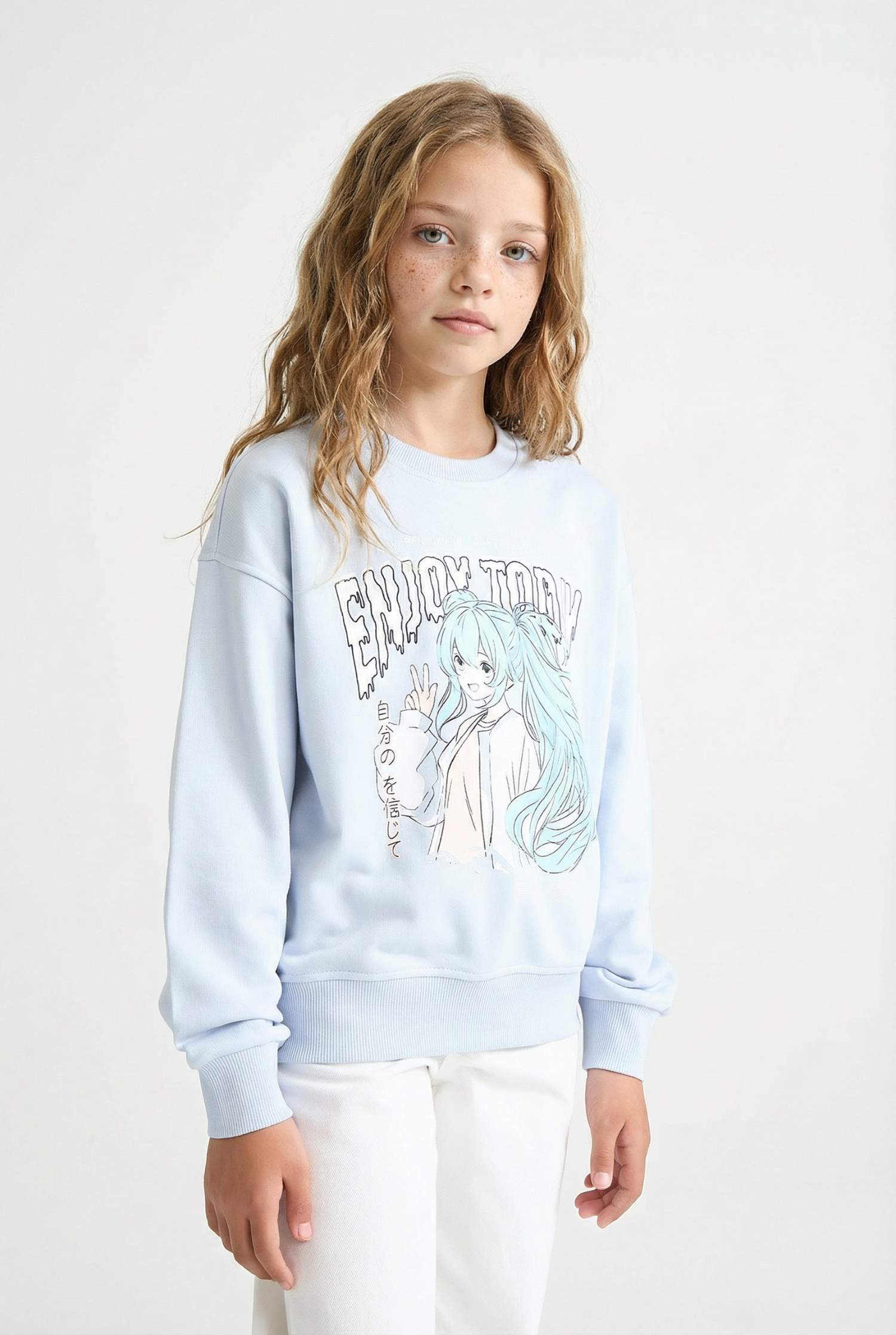 سويت شيرت بناتي قصة مريحة بياخة مستديرة بطبعة أنيمة