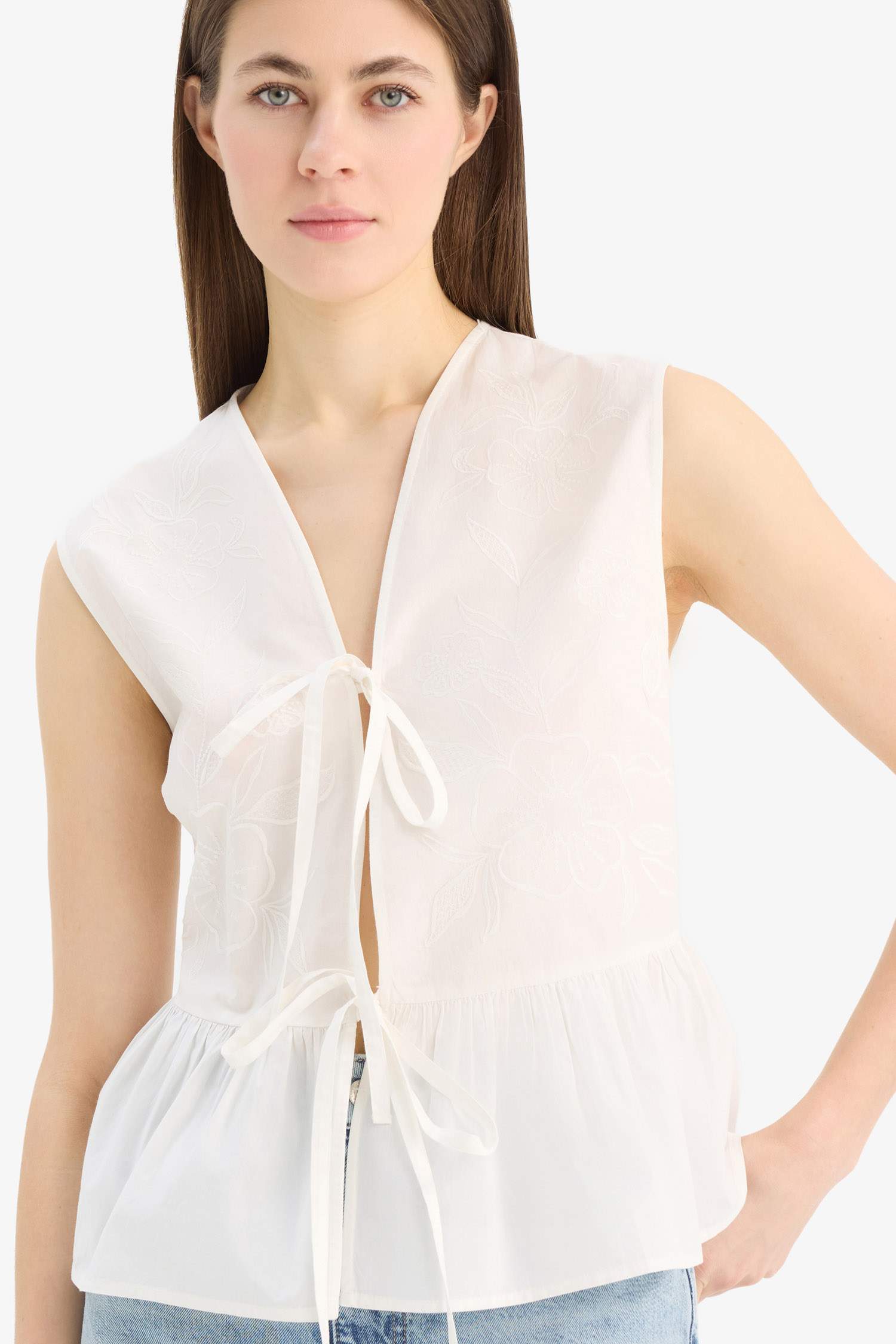 	Fitted V Yaka Önden Bağlamalı Poplin Kolsuz Bluz