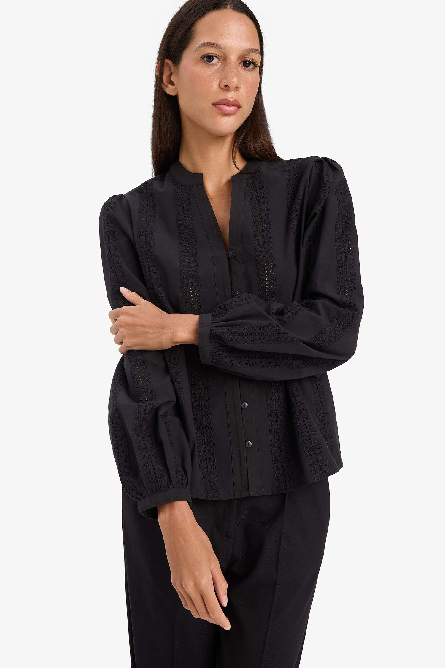 Regular Fit Bisiklet Yaka Brode Uzun Kollu Gömlek