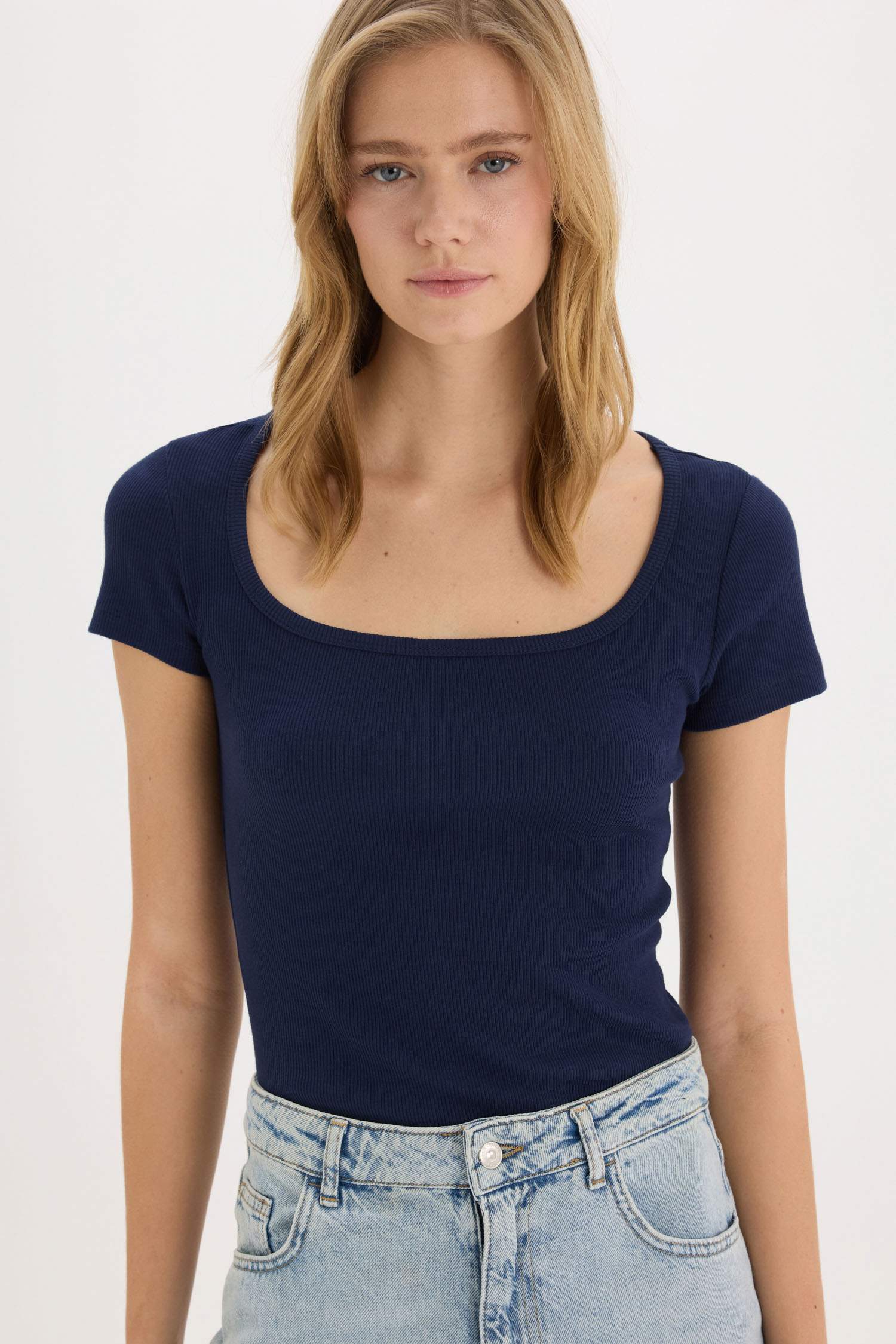 Slim Fit Dar Kesim Yuvarlak Yaka Basic Düz Fitilli Kaşkorse Kısa Kollu Çıtçıtlı Tişört