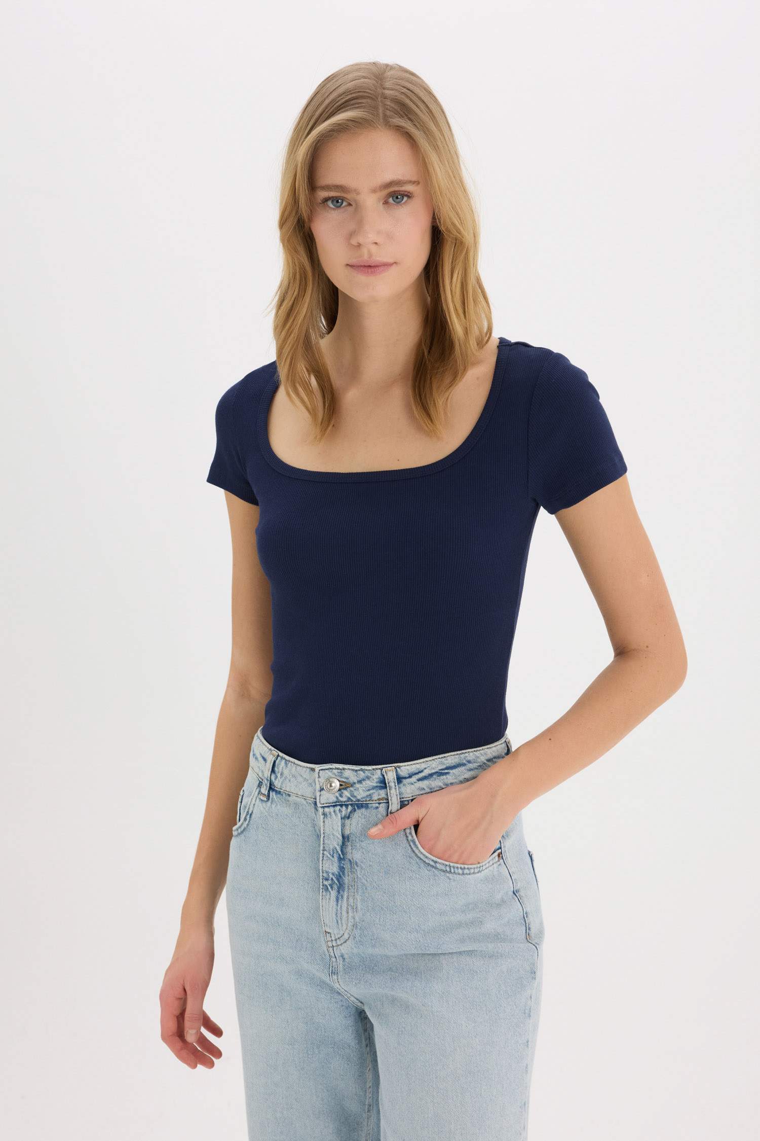 Slim Fit Dar Kesim Yuvarlak Yaka Basic Düz Fitilli Kaşkorse Kısa Kollu Çıtçıtlı Tişört