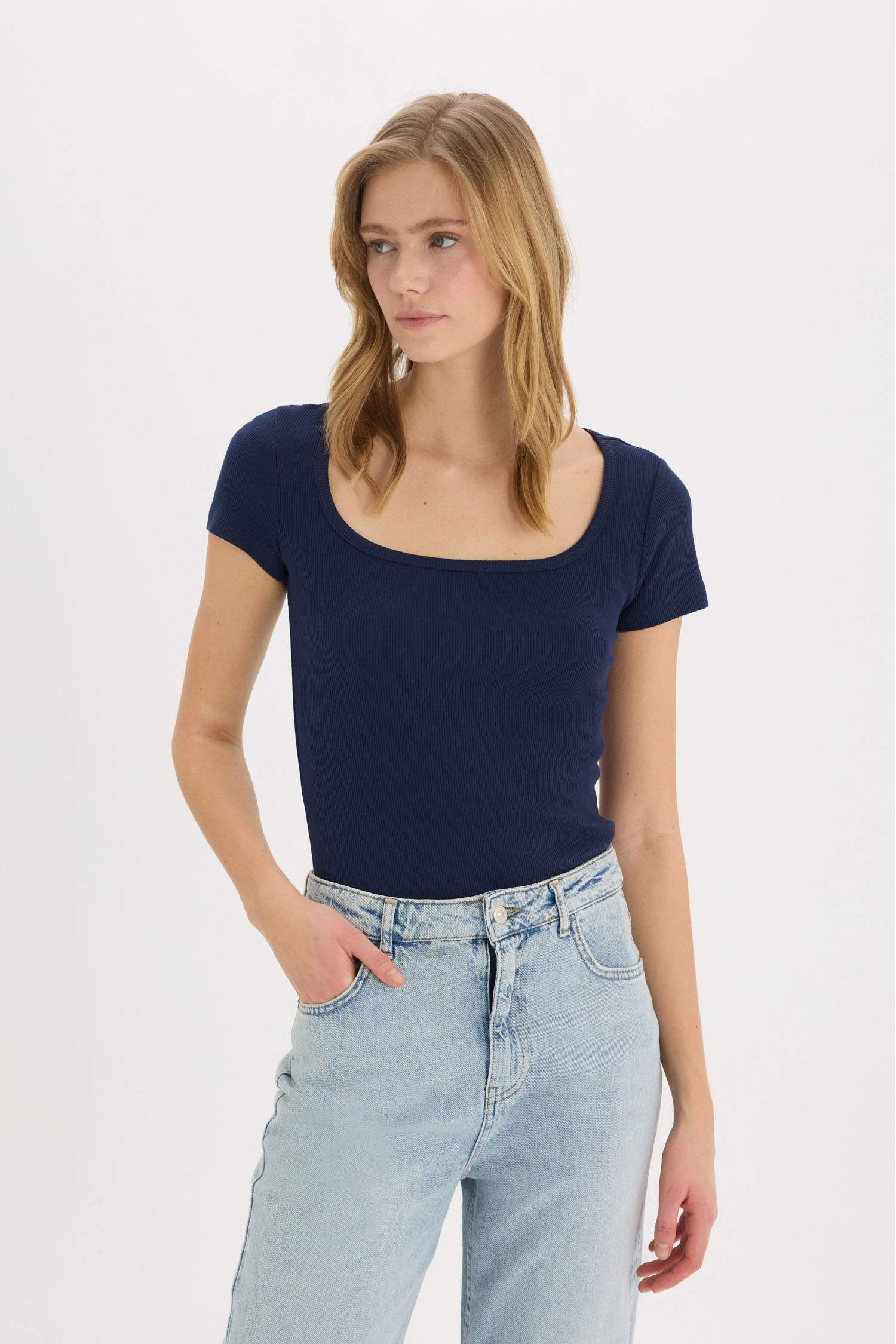 Slim Fit Dar Kesim Yuvarlak Yaka Basic Düz Fitilli Kaşkorse Kısa Kollu Çıtçıtlı Tişört