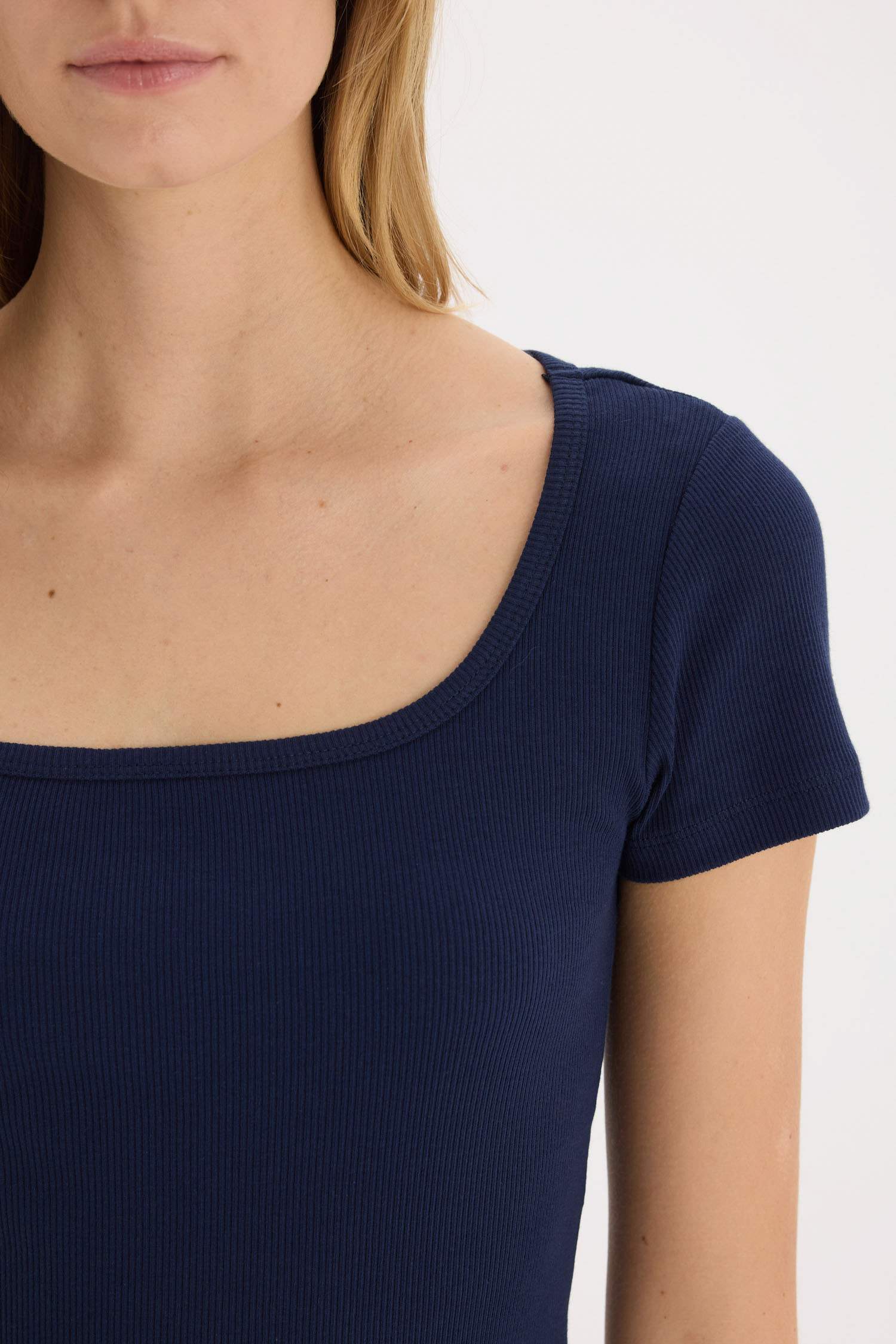 Slim Fit Dar Kesim Yuvarlak Yaka Basic Düz Fitilli Kaşkorse Kısa Kollu Çıtçıtlı Tişört