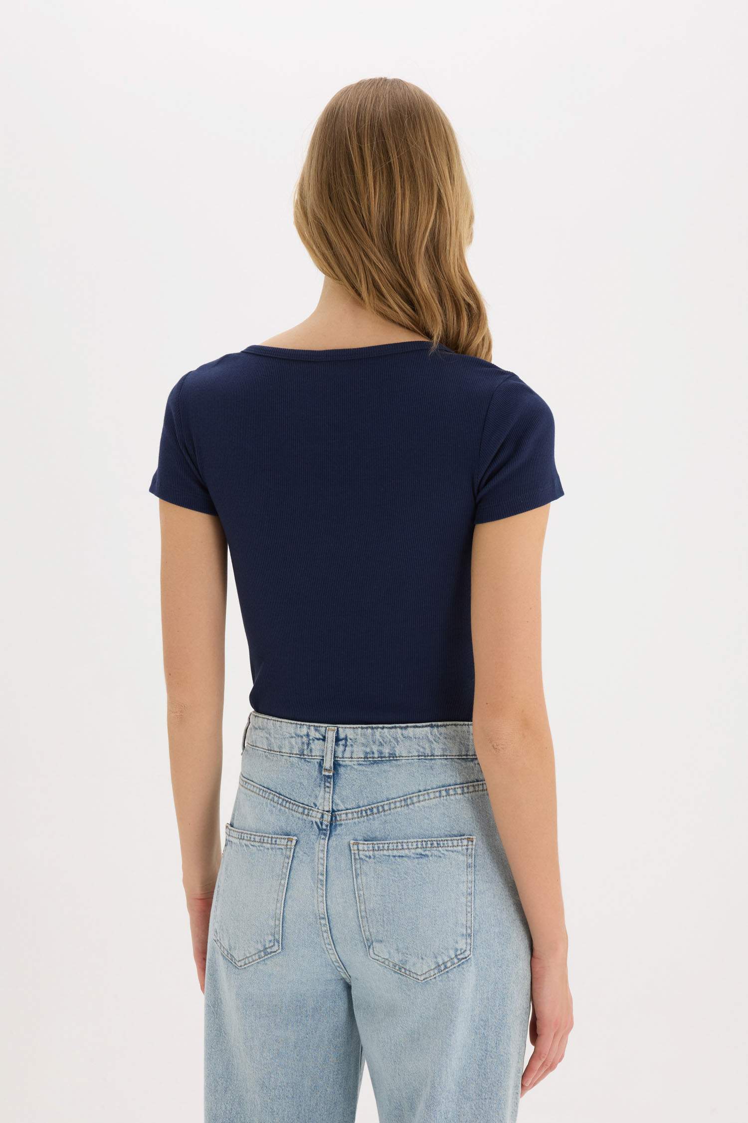 Slim Fit Dar Kesim Yuvarlak Yaka Basic Düz Fitilli Kaşkorse Kısa Kollu Çıtçıtlı Tişört