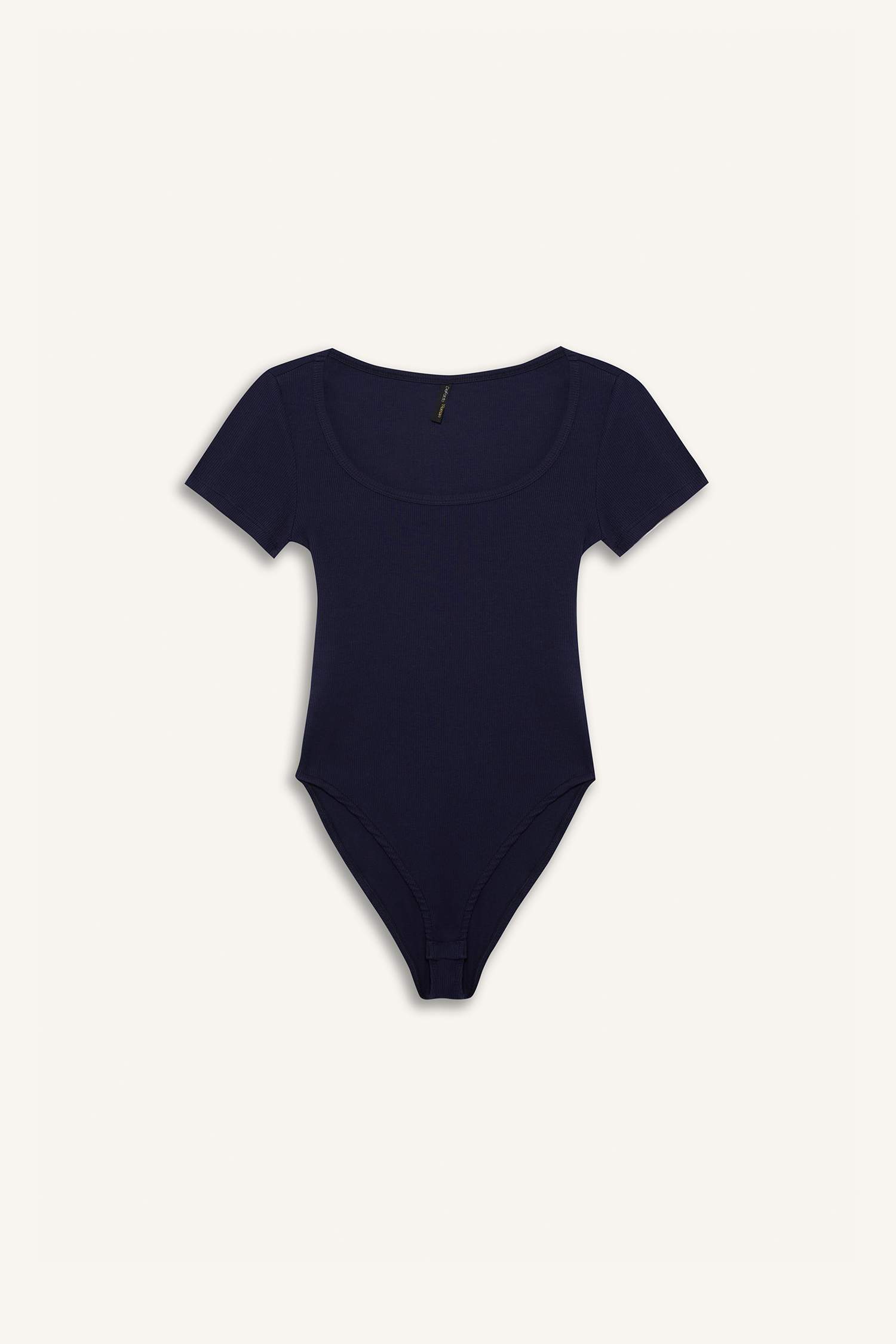 Slim Fit Dar Kesim Yuvarlak Yaka Basic Düz Fitilli Kaşkorse Kısa Kollu Çıtçıtlı Tişört