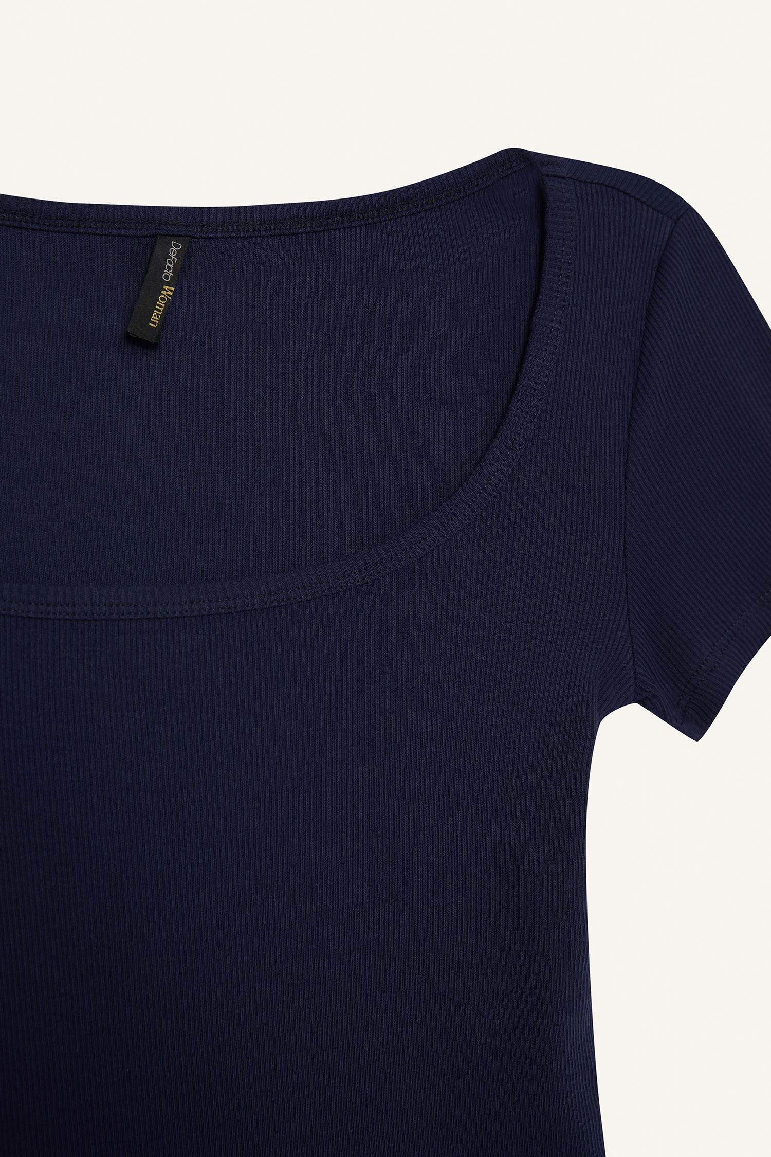 Slim Fit Dar Kesim Yuvarlak Yaka Basic Düz Fitilli Kaşkorse Kısa Kollu Çıtçıtlı Tişört