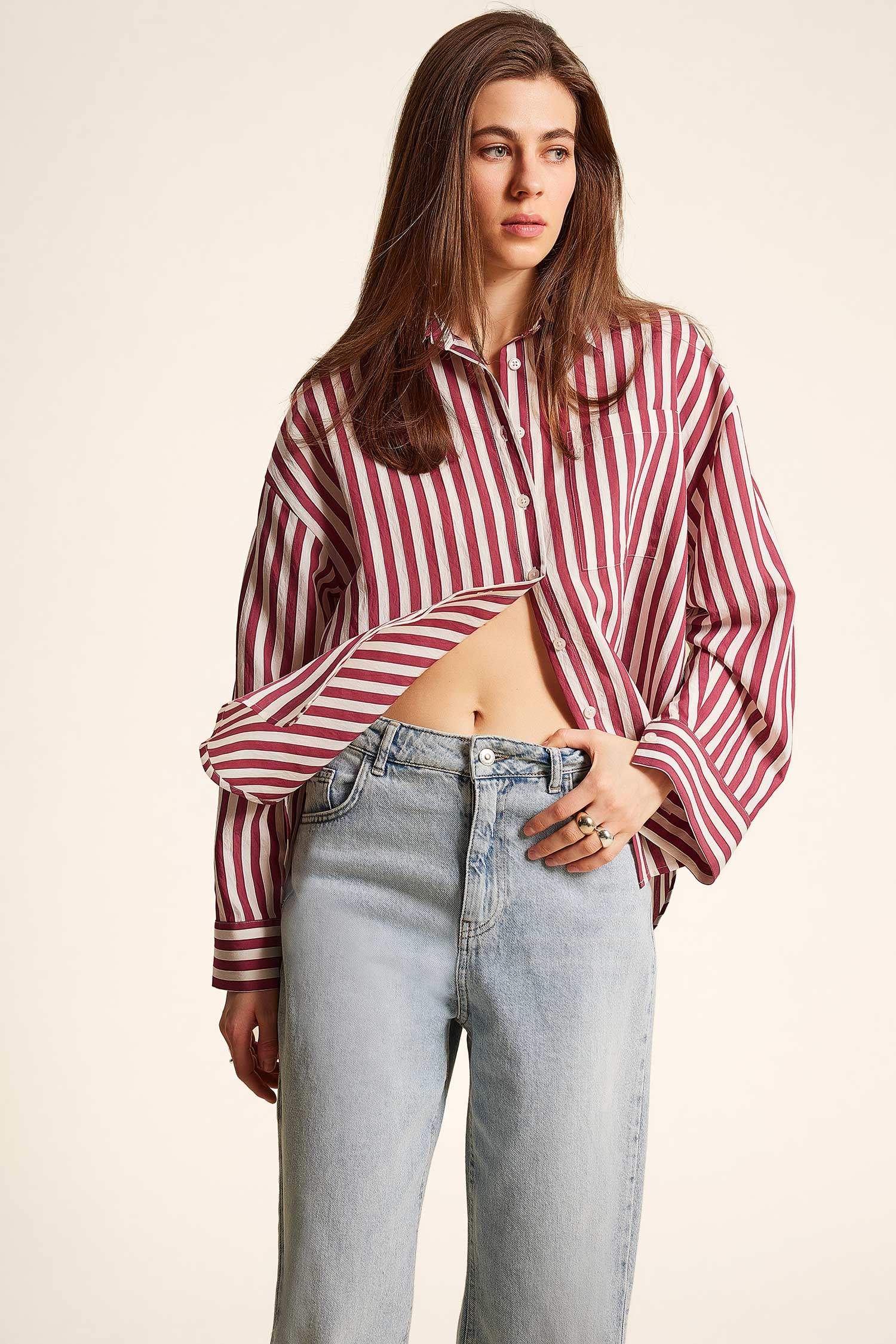 Оверсайз рубашка с длинным рукавом и полосатым воротником