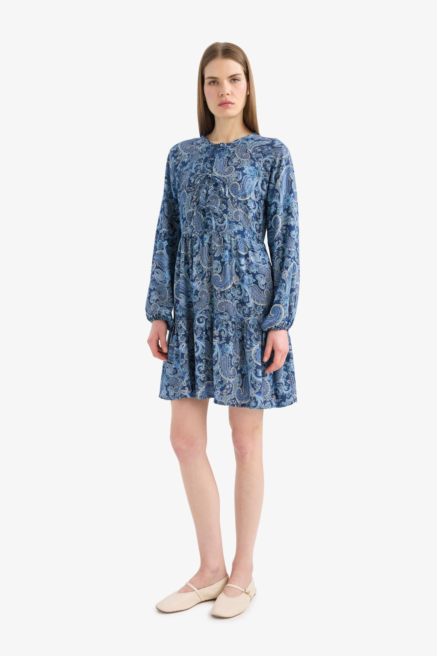 فستان قصير منقط ردن طويل بياخة مستديرة