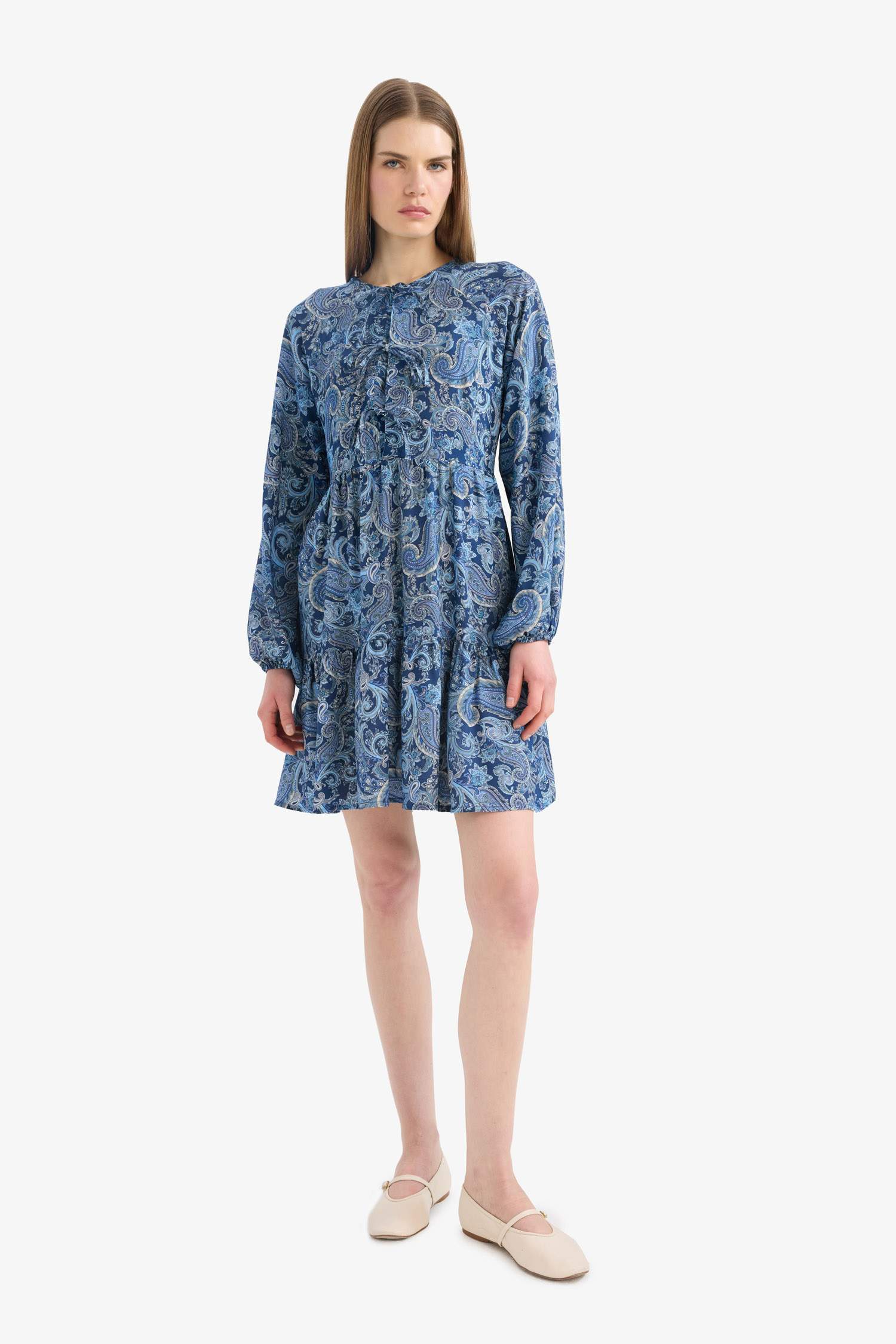 فستان قصير منقط ردن طويل بياخة مستديرة