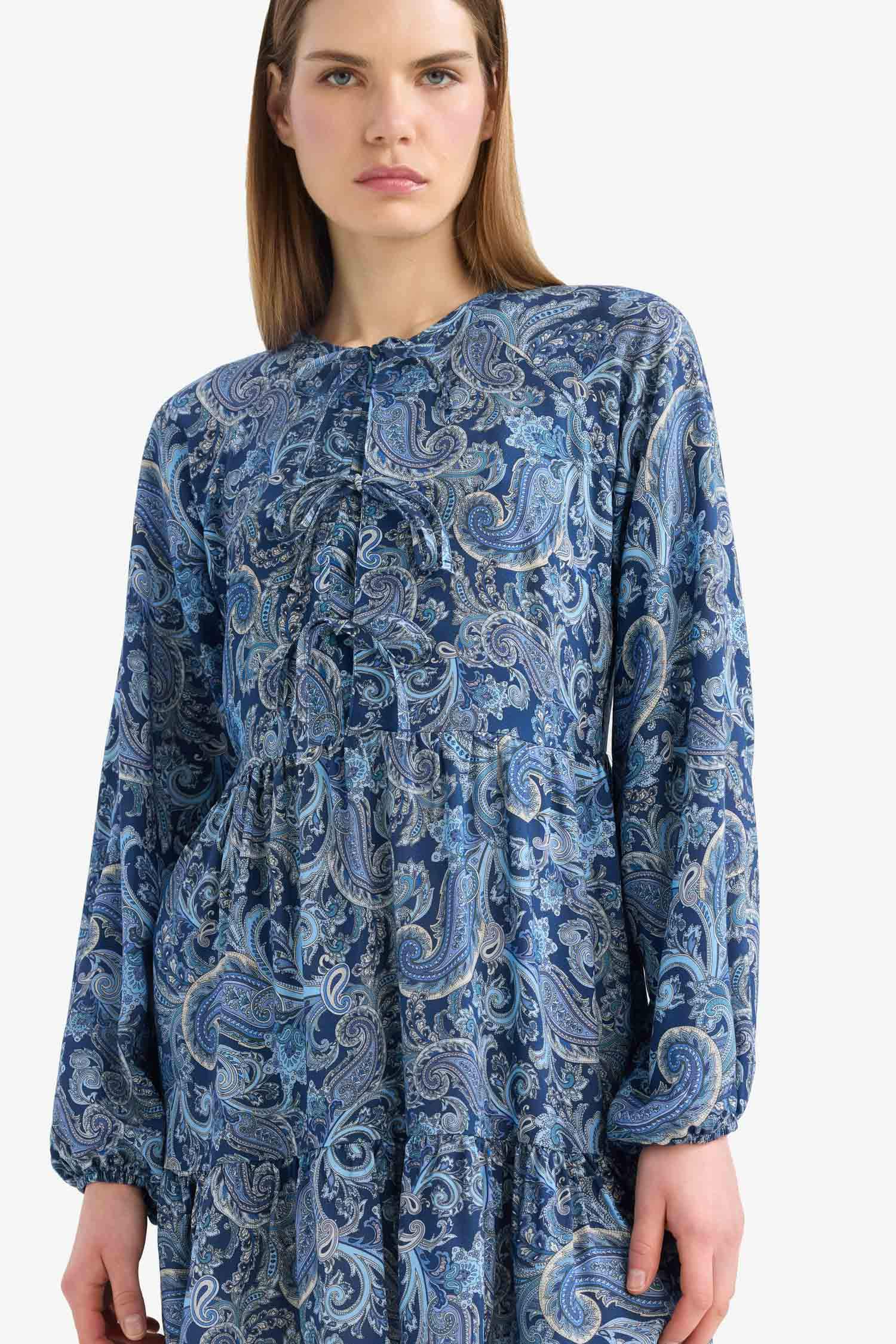 فستان قصير منقط ردن طويل بياخة مستديرة