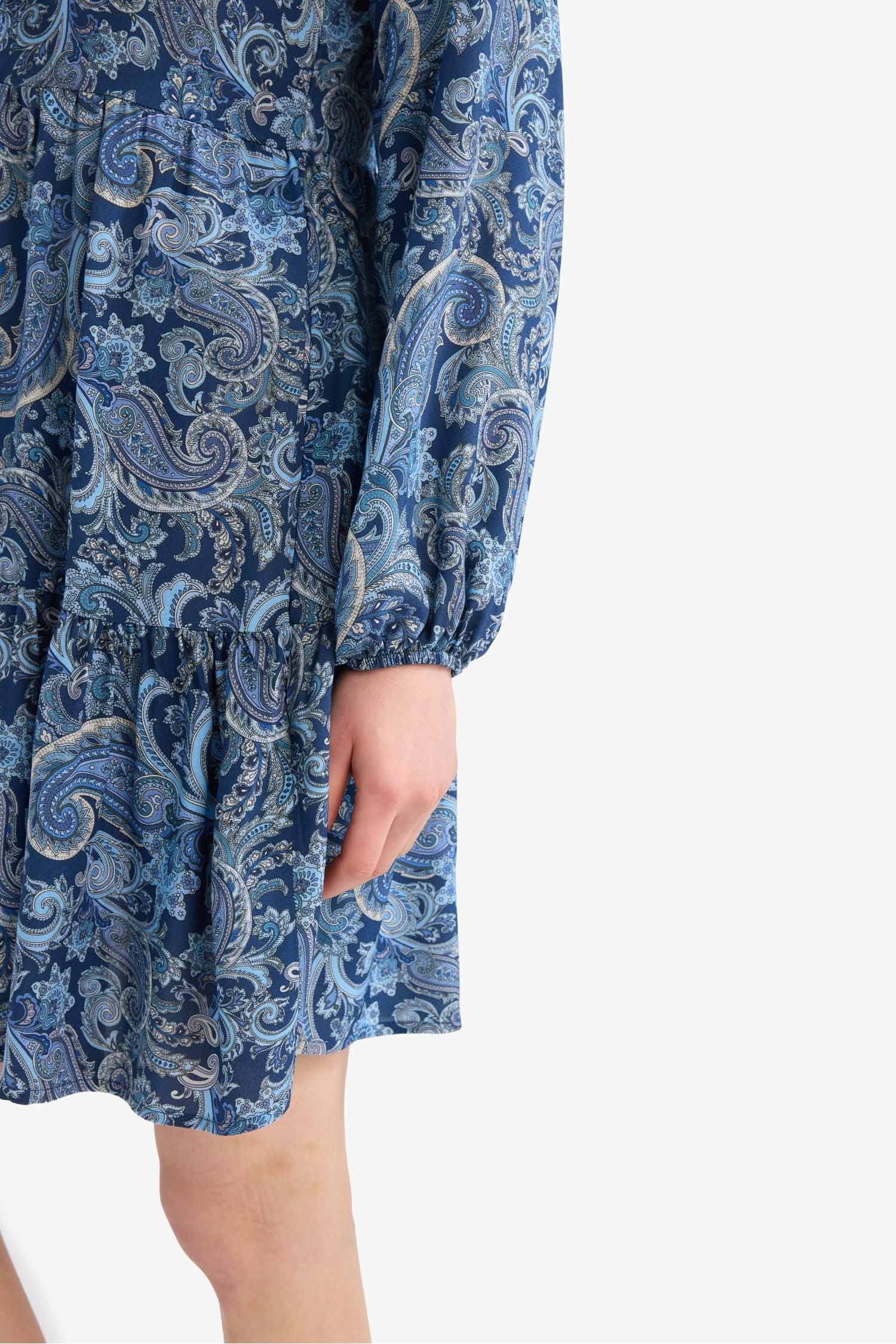 فستان قصير منقط ردن طويل بياخة مستديرة