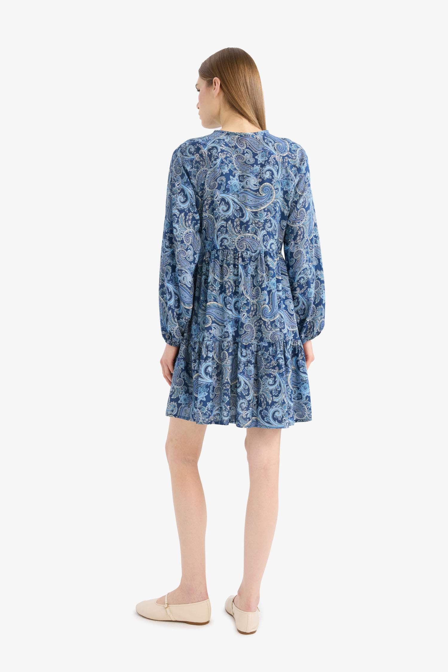 فستان قصير منقط ردن طويل بياخة مستديرة