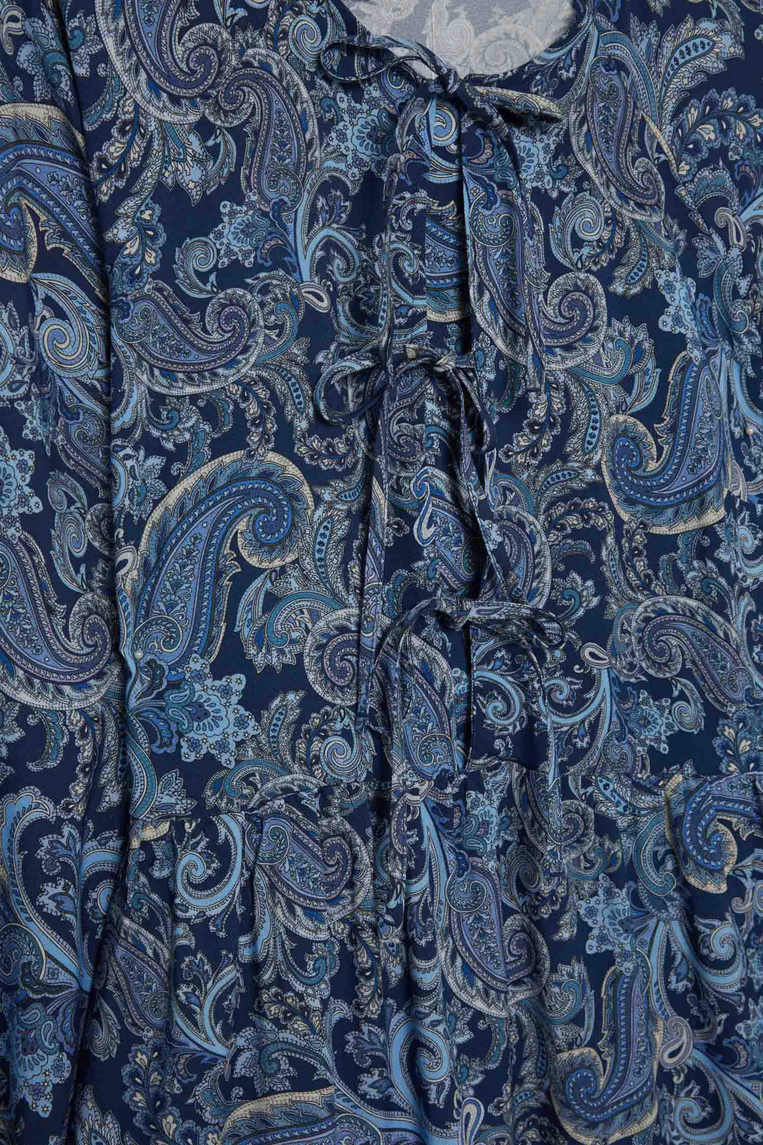 فستان قصير منقط ردن طويل بياخة مستديرة