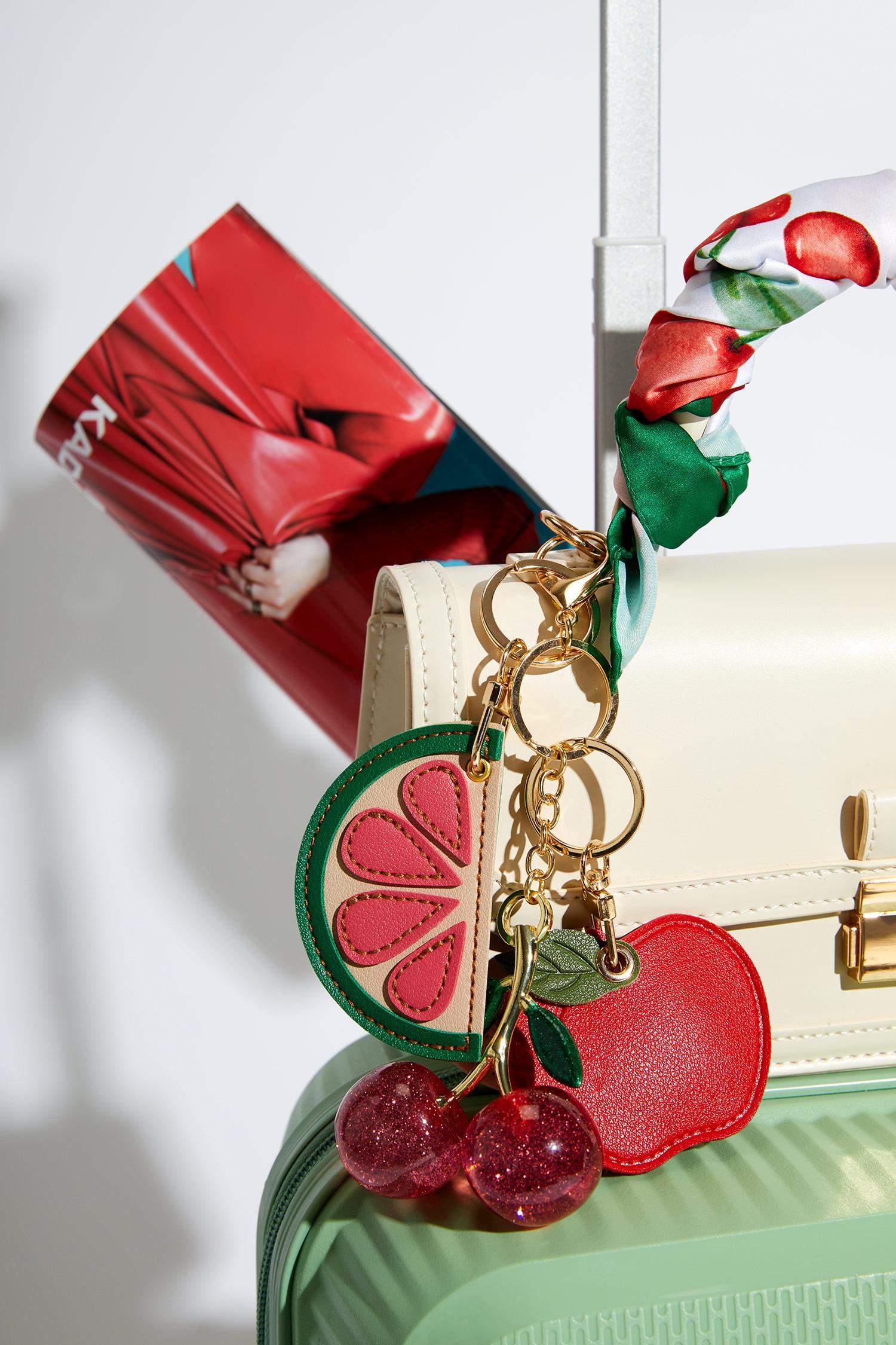 Kadın Elma Motifli Charm Anahtarlık