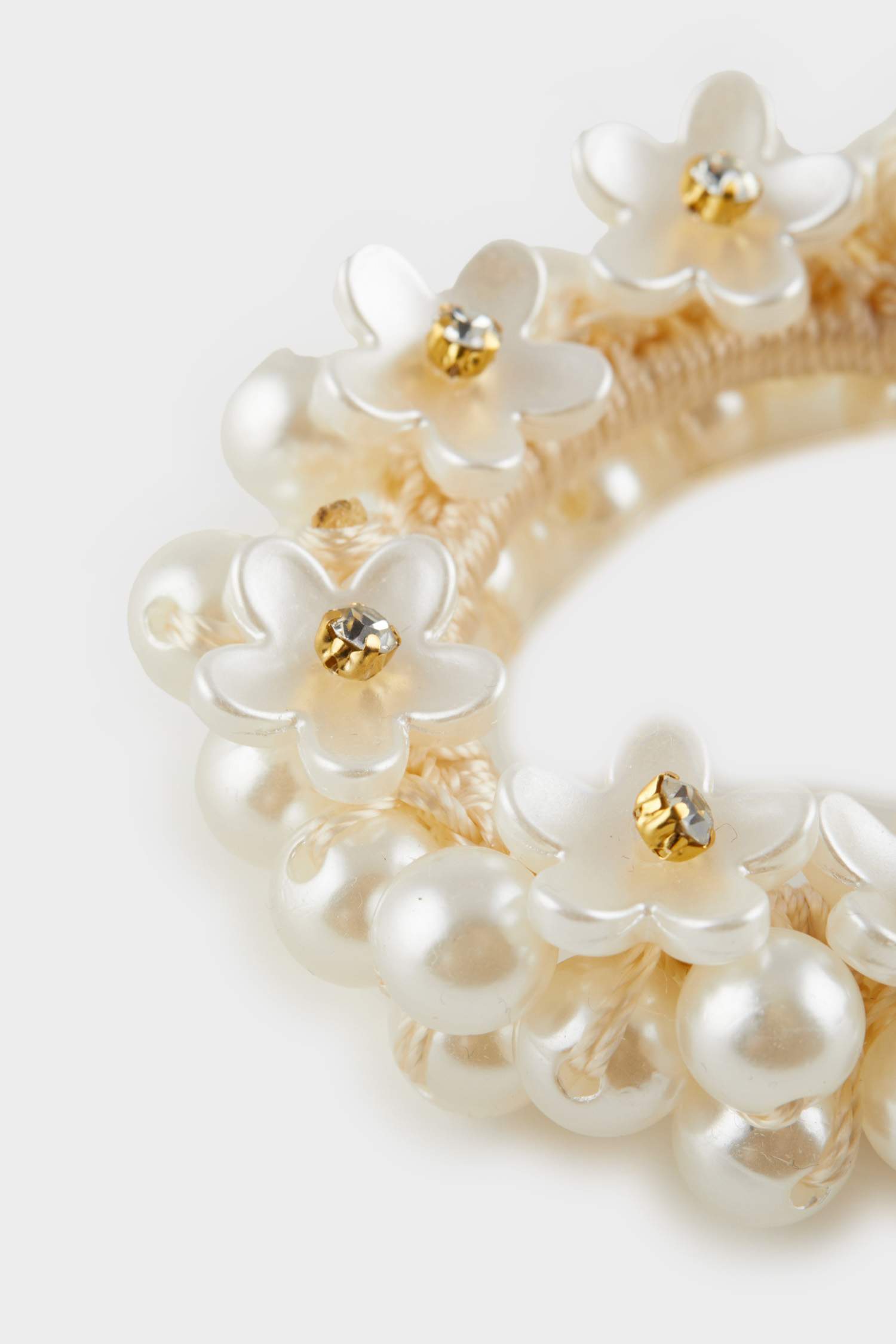 Kadın Çiçek Desenli İncili Lastik Toka