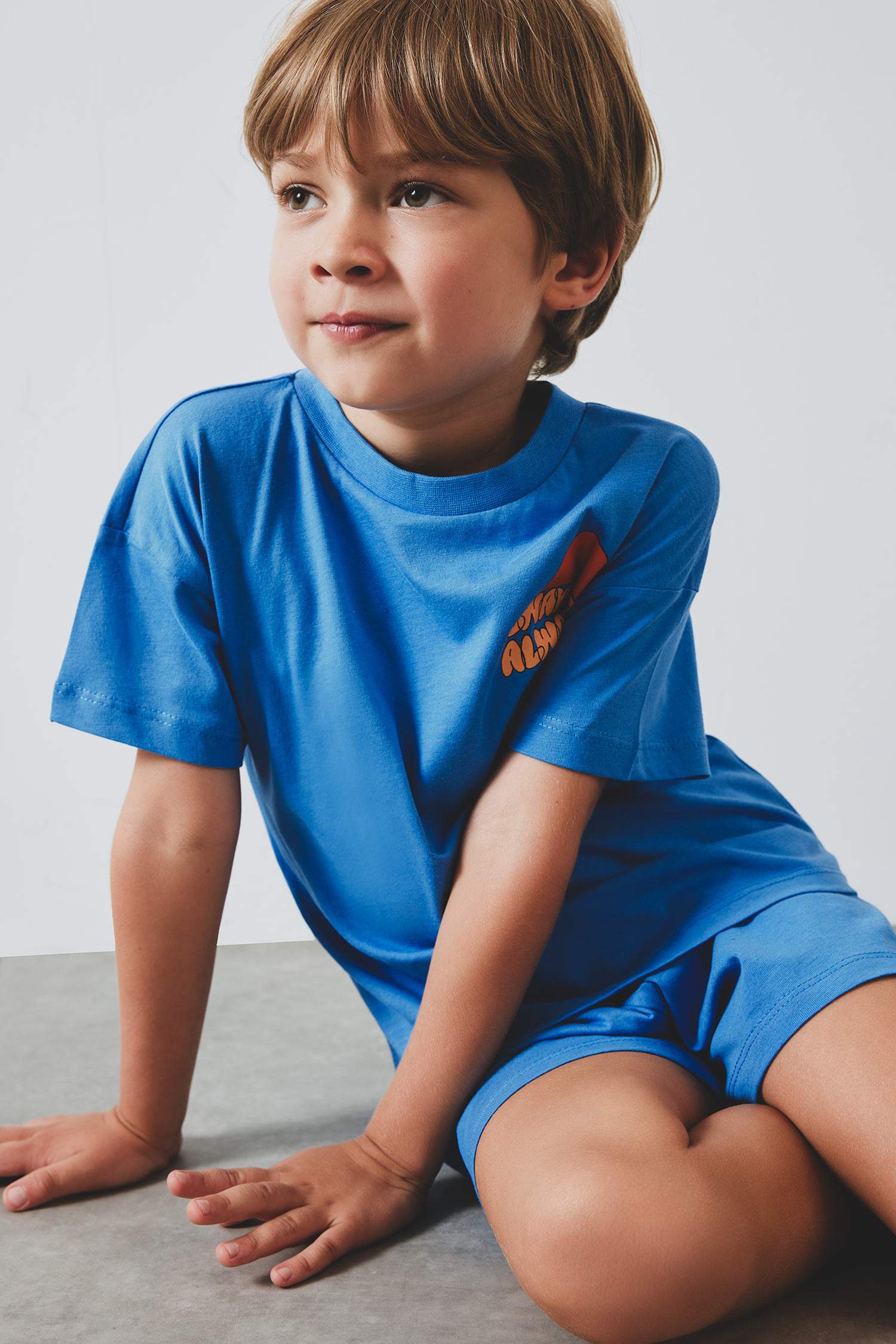 سيت ولادي شورت وتيشيرت بطبعة شعار - قطعتين