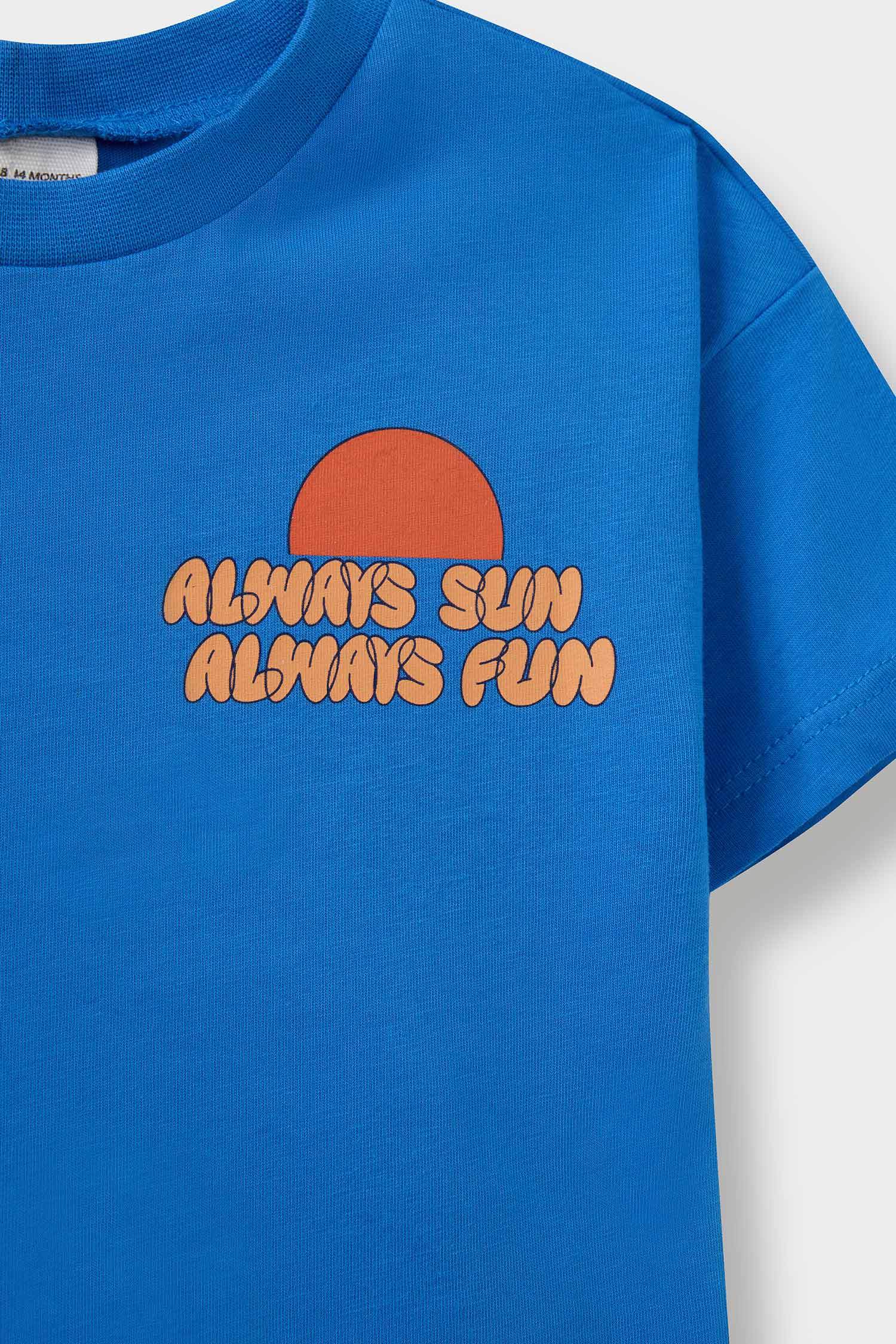 سيت ولادي شورت وتيشيرت بطبعة شعار - قطعتين