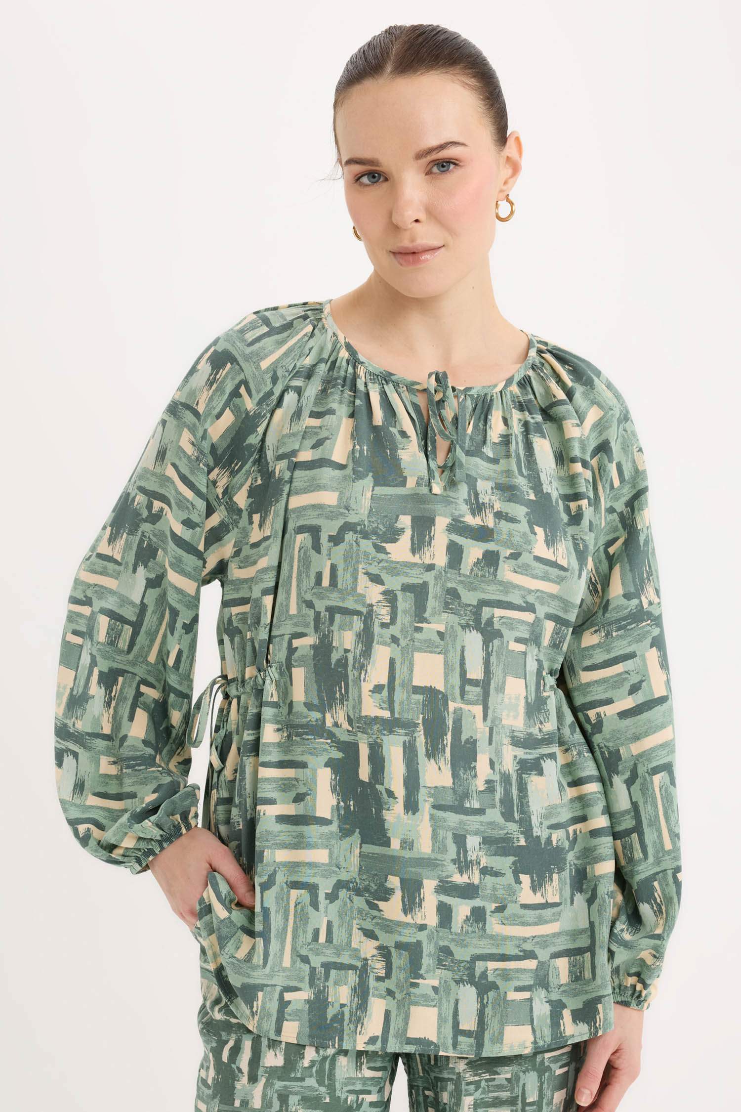 Regular Fit Büzgülü Yaka Desenli Uzun Kollu Bluz