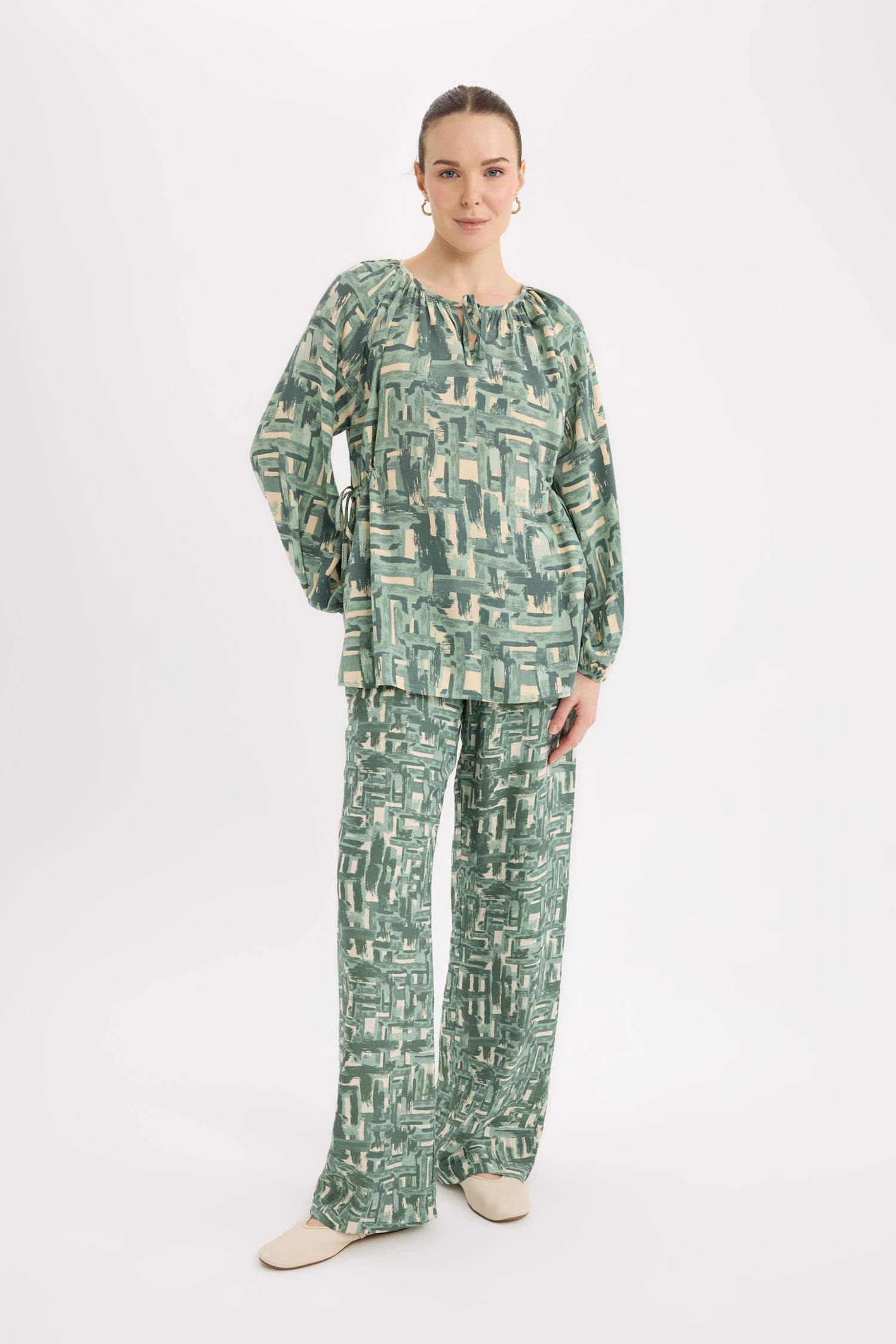 Regular Fit Büzgülü Yaka Desenli Uzun Kollu Bluz