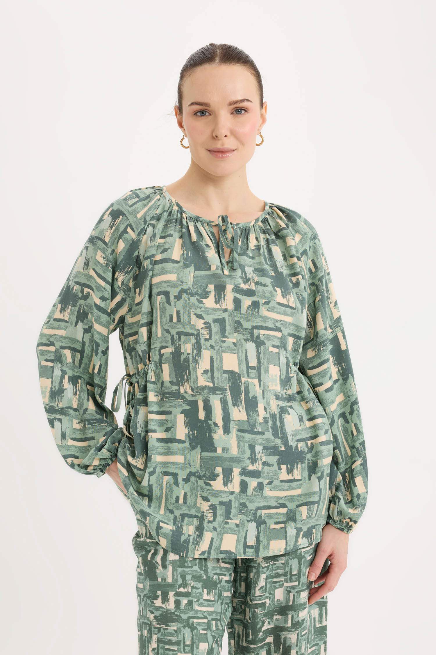 Regular Fit Büzgülü Yaka Desenli Uzun Kollu Bluz