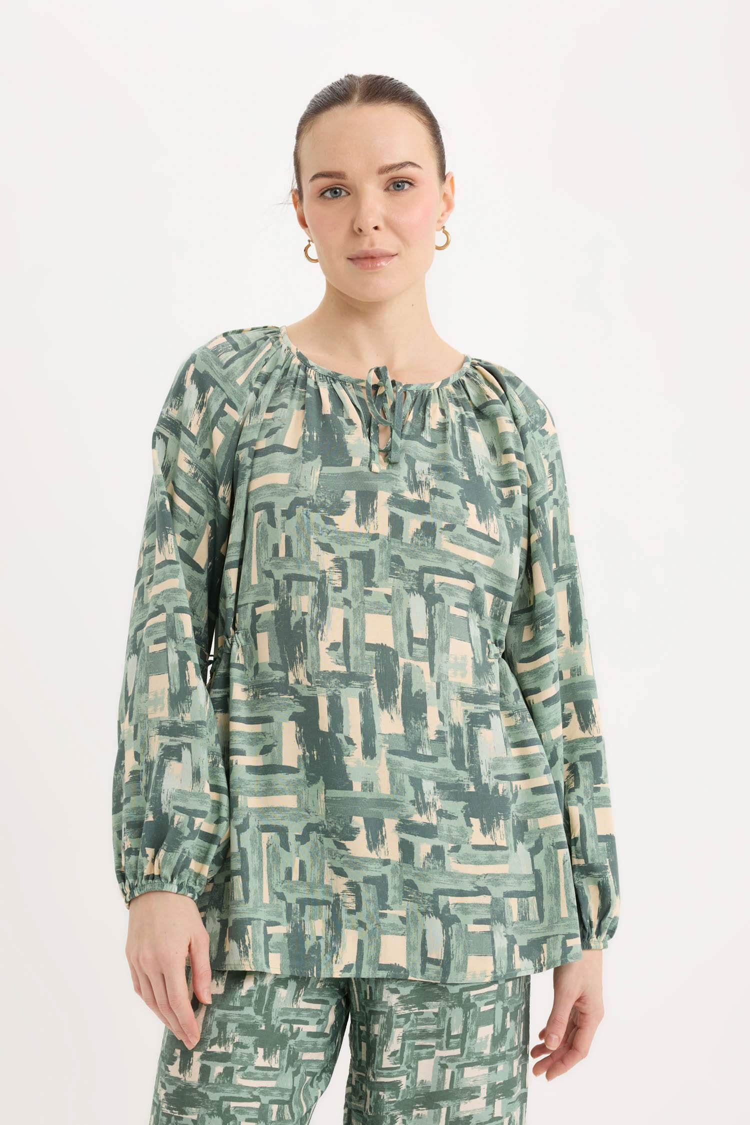 Regular Fit Büzgülü Yaka Desenli Uzun Kollu Bluz