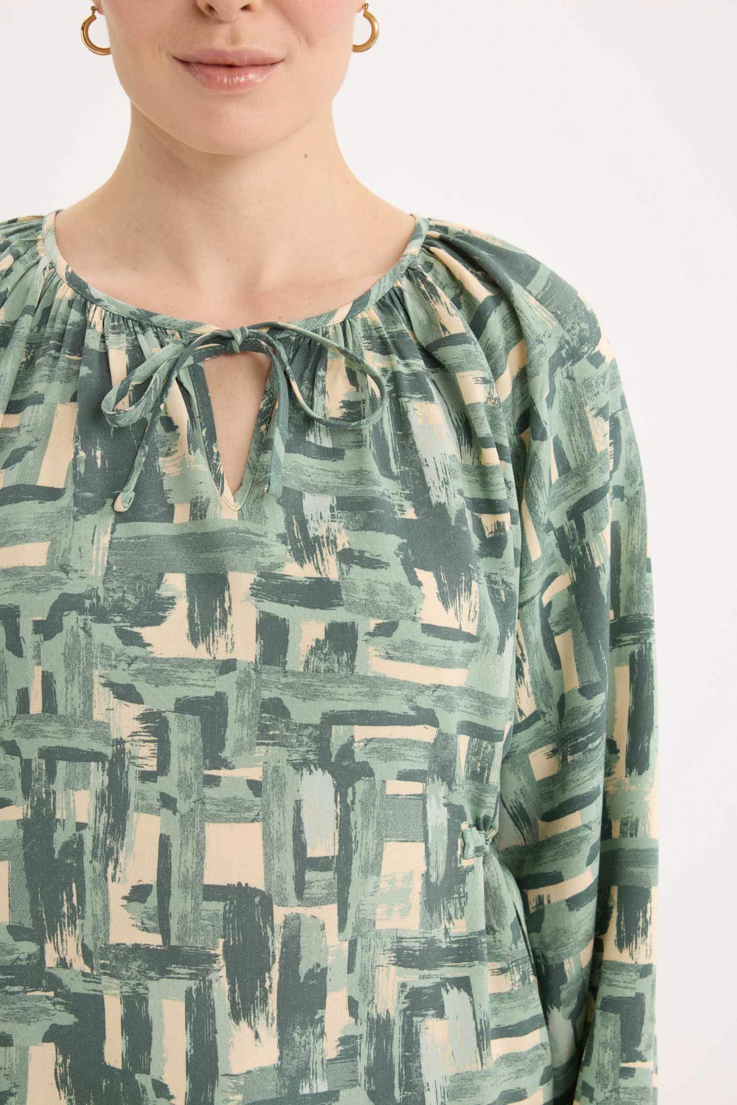 Regular Fit Büzgülü Yaka Desenli Uzun Kollu Bluz