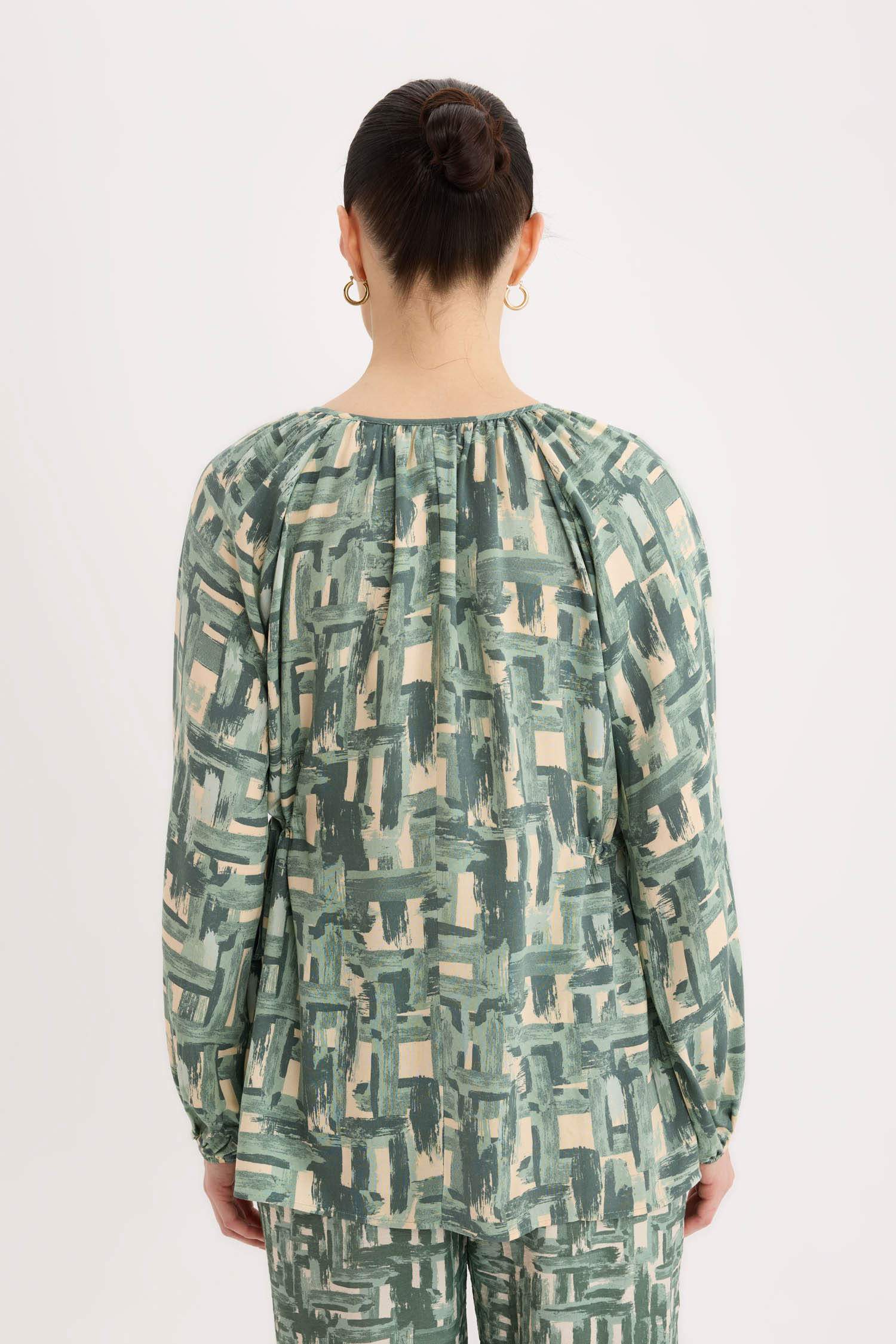 Regular Fit Büzgülü Yaka Desenli Uzun Kollu Bluz