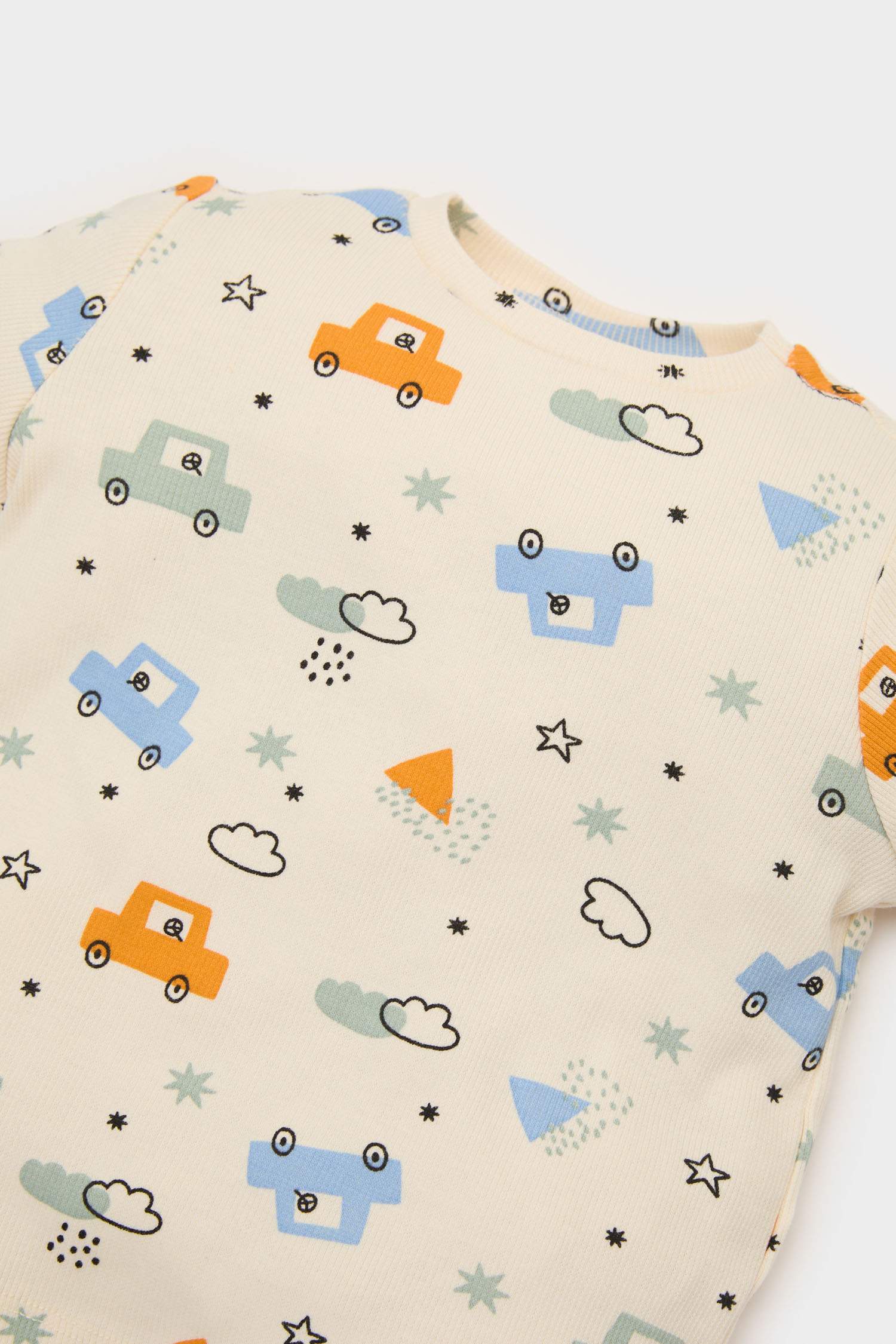 طقم بيجاما اولادي مضلع قصة عادية - قطعتين