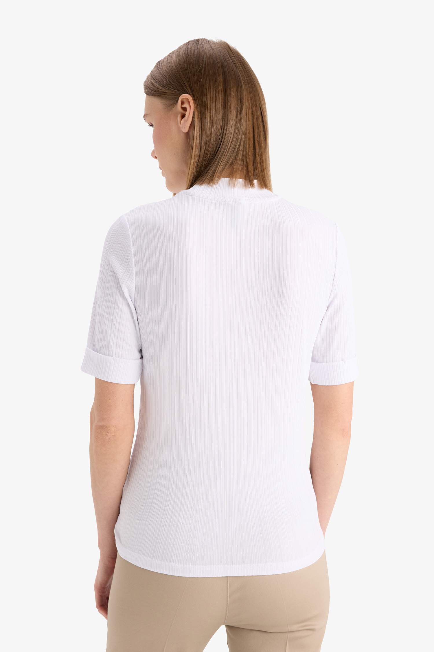 Регулярного кроя футболка с полуворотником-горлышком и короткими рукавами.