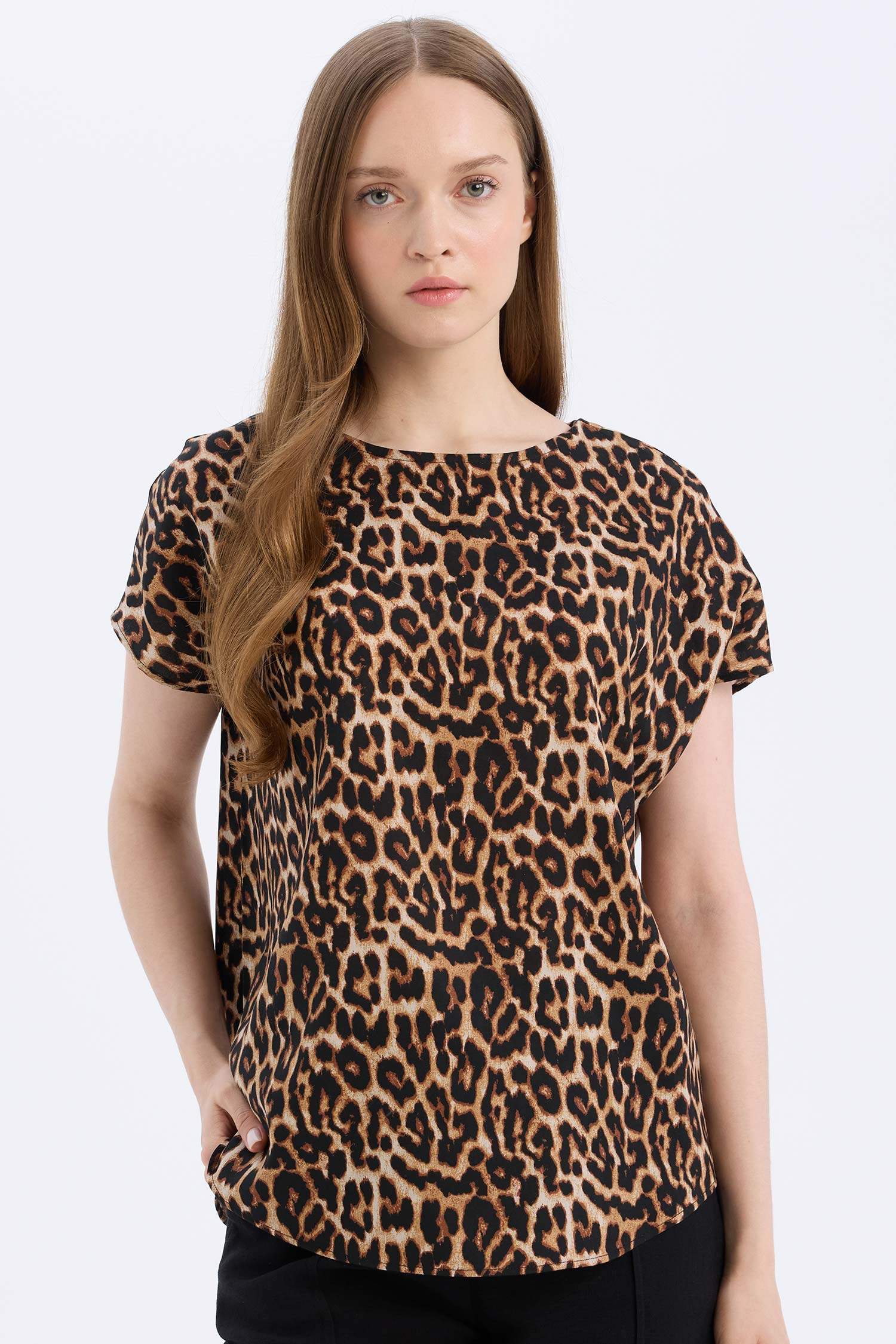 Blouse léopard imprimée à col rond et manches courtes Coupe régulière