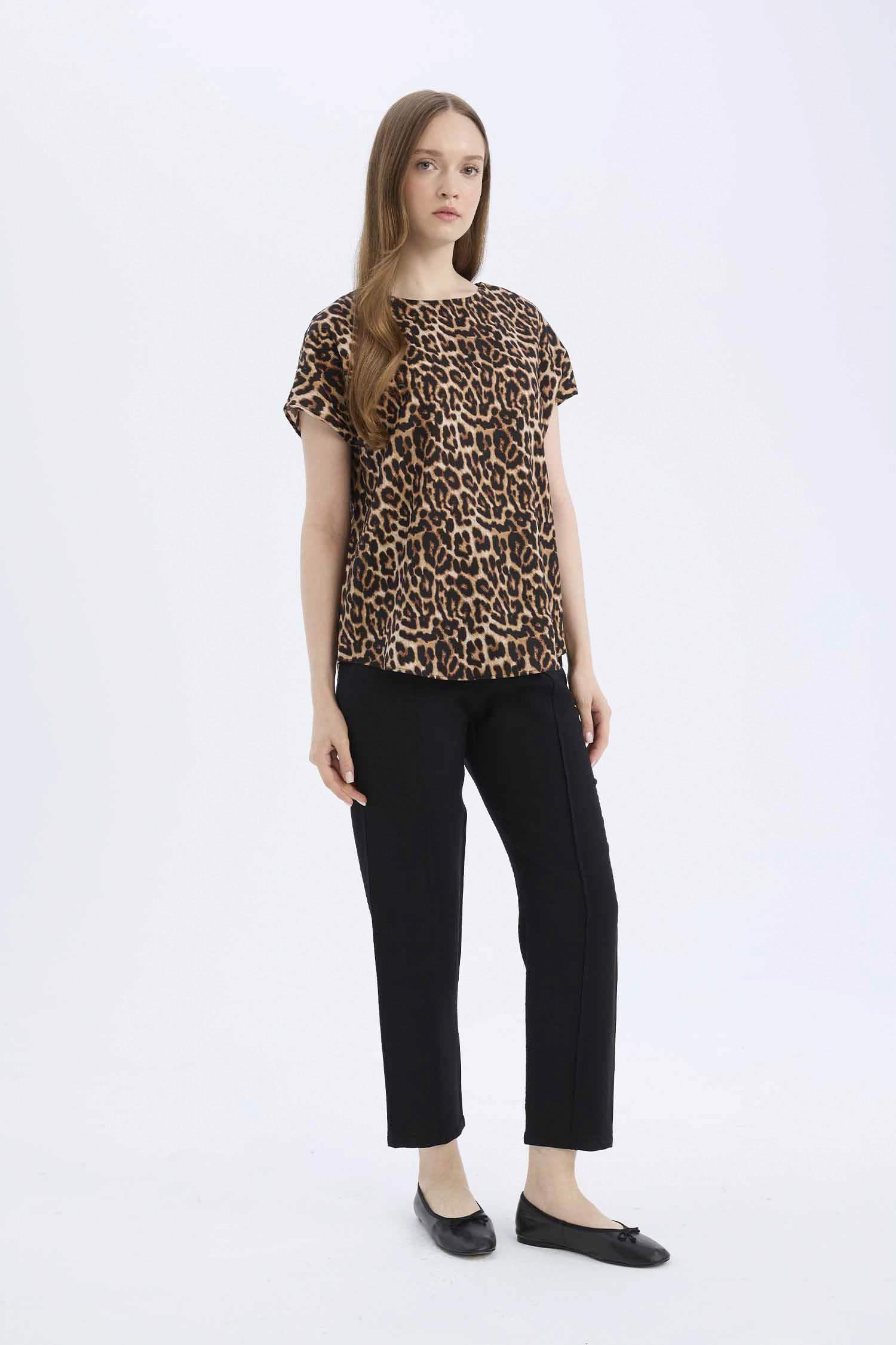 Blouse léopard imprimée à col rond et manches courtes Coupe régulière
