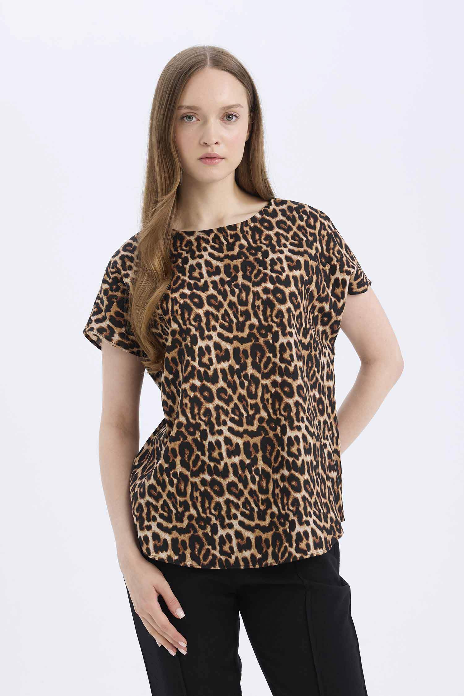 Blouse léopard imprimée à col rond et manches courtes Coupe régulière