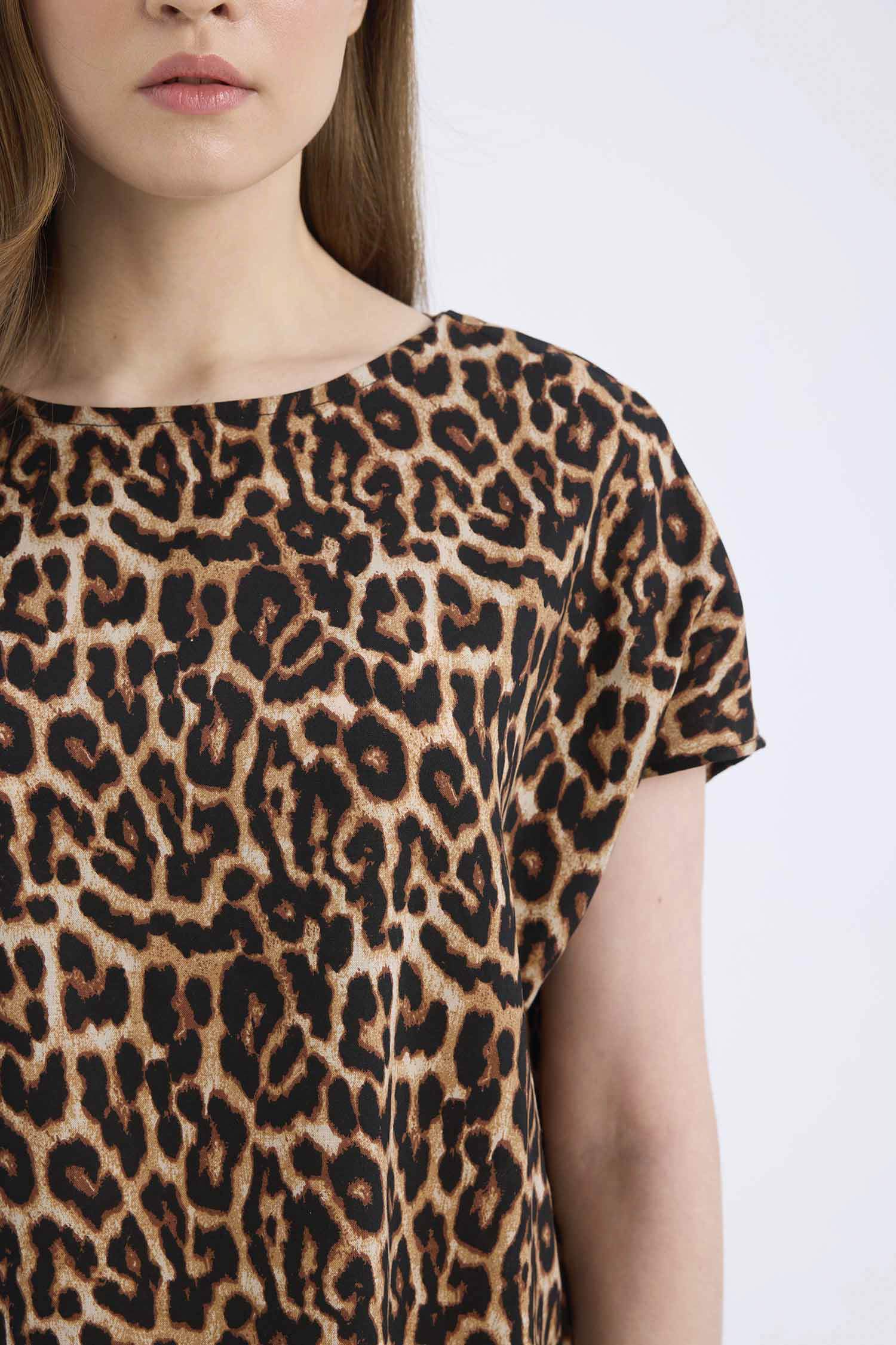 Blouse léopard imprimée à col rond et manches courtes Coupe régulière