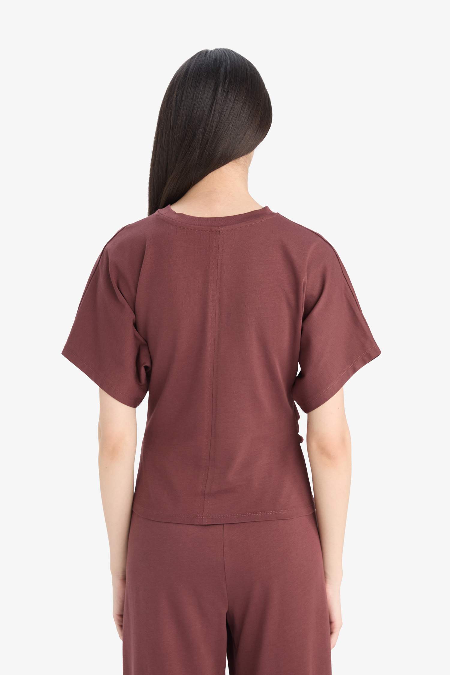 تيشيرت بريميوم نص كم بياقة ضيقة برقبة كرو